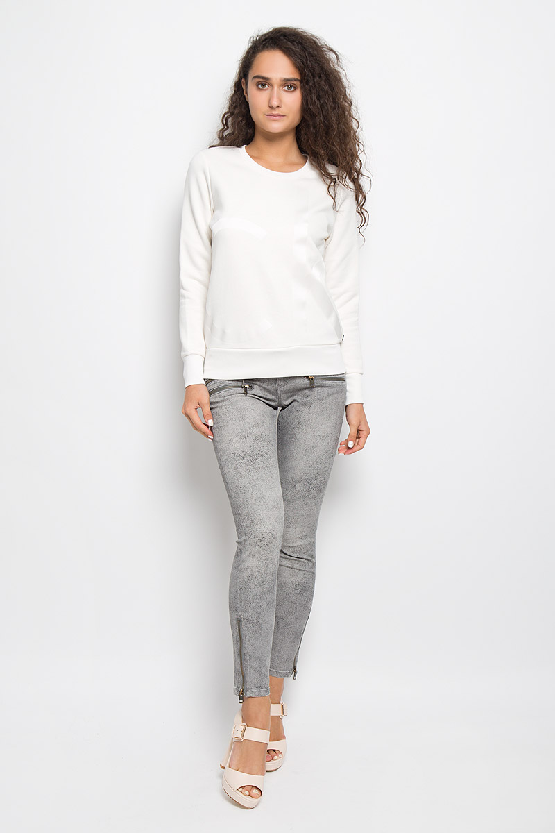 Свитшот женский Jeans. J20J201008J20J201008 Свитшот женский Jeans. J20J201008J20J201008Женский свитшот Calvin Klein Jeans, выполненный из хлопка с добавлением полиэстера, станет идеальным вариантом для создания образа в стиле Casual. Материал необычайно мягкий и тактильно приятный, не сковывает движения и хорошо вентилируется. Лицевая сторона изделия гладкая, изнаночная с теплым начесом. Модель с круглым вырезом горловины и длинными рукавами оформлена спереди крупной термоаппликацией в виде логотипа бренда. Вырез горловины и низ свитшота дополнены трикотажными резинками. На рукавах предусмотрены широкие манжеты. Изделие украшено небольшой фирменной металлической пластиной. Высокое качество, актуальный дизайн и расцветка придают изделию неповторимый стиль и индивидуальность. Свитшот займет достойное место в вашем гардеробе!