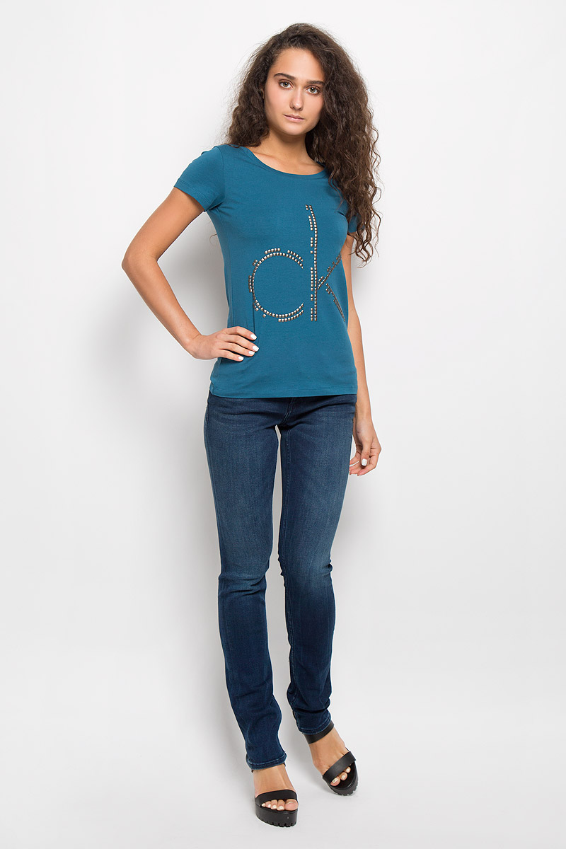 ФутболкаJ20J200544 ФутболкаJ20J200544Модная женская футболка Calvin Klein Jeans изготовлена из эластичного хлопка. Материал изделия мягкий, тактильно приятный, не сковывает движения и хорошо пропускает воздух, обеспечивая комфорт при носке. Футболка с круглым вырезом горловины и короткими рукавами имеет полуприлегающий силуэт. Изделие оформлено аппликацией в виде фирменного логотипа. Сзади на плечевом шве находится принтовая надпись, содержащая название бренда. Высокое качество, актуальный дизайн и расцветка придают изделию неповторимый стиль и индивидуальность. Футболка займет достойное место в вашем гардеробе!