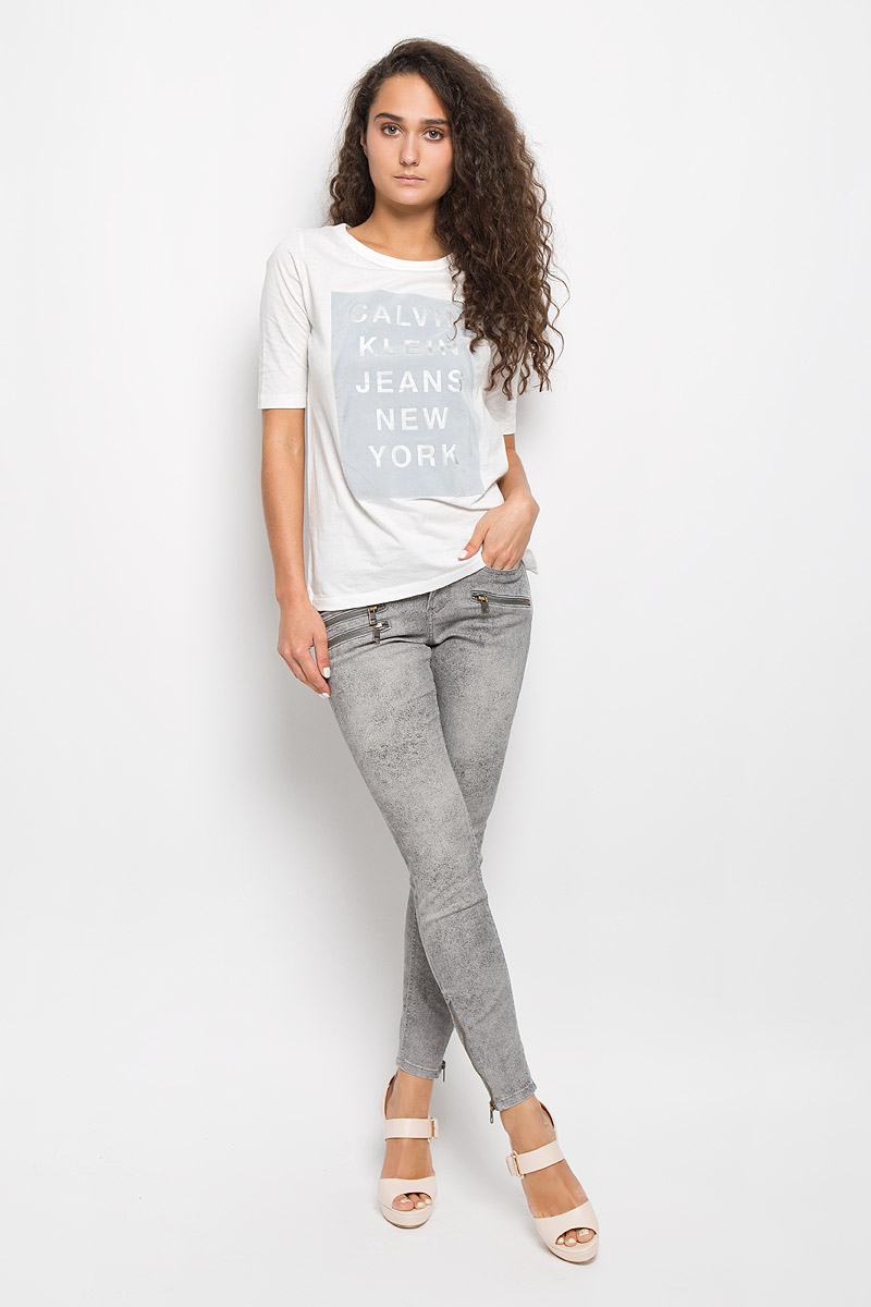 ФутболкаAY4995 ФутболкаAY4995Модная женская футболка Calvin Klein Jeans изготовлена из натурального хлопка. Материал изделия очень мягкий, тактильно приятный, не сковывает движения и хорошо пропускает воздух, обеспечивая комфорт при носке. Футболка с круглым вырезом горловины и короткими рукавами имеет прямой силуэт. Вырез горловины оформлен двойной окантовкой. По бокам имеются маленькие разрезы. Изделие украшено вставкой с бархатистой поверхностью, дополненной надписью. Высокое качество, актуальный дизайн и расцветка придают изделию неповторимый стиль и индивидуальность. Футболка займет достойное место в вашем гардеробе!