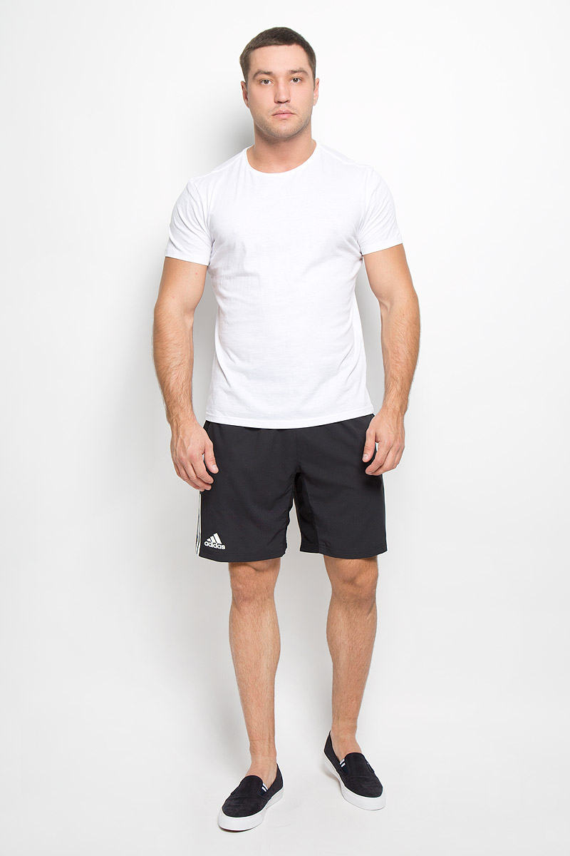 ШортыAI0731 ШортыAI0731Мужские шорты для тенниса Adidas Club станут отличным дополнением к вашему спортивному гардеробу. Они выполнены из полиэстера, благодаря чему удобно сидят, обладают высокой износостойкостью, быстро сохнут и превосходно отводят влагу от тела, оставляя кожу сухой. Модель дополнена широкой эластичной резинкой на поясе. Объем талии регулируется при помощи шнурка-кулиски в поясе. Шорты дополнены двумя втачными карманами спереди. Изделие оформлено принтом в виде трех полосок по низу штанин. Эти модные свободные шорты идеально подойдут для игры в теннис, занятий спортом и бега. В них вы всегда будете чувствовать себя уверенно и комфортно.