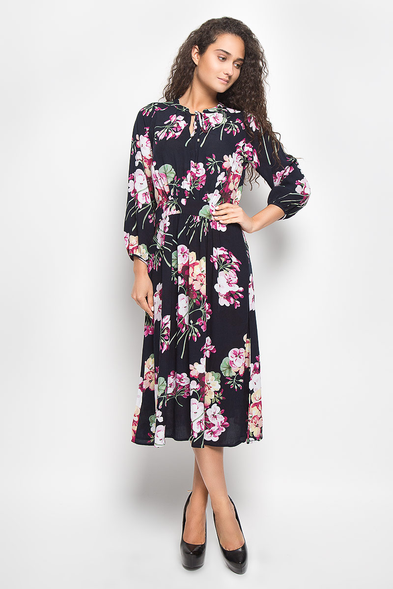 ПлатьеB437_Dark Navy Printed ПлатьеB437_Dark Navy PrintedМодное платье Baon поможет создать отличный современный образ. Модель, изготовленная из вискозы, оформлена цветочным принтом. Платье-миди А-силуэта с круглым вырезом горловины и рукавами-реглан 7/8 покорит вас с первого взгляда. Застегивается модель на застежку-молнию, которая расположена на одной из боковых сторон. Вырез горловины дополнен завязками с металлическими элементами. Такое платье станет стильным дополнением к вашему гардеробу, оно подарит вам комфорт в течение всего дня!