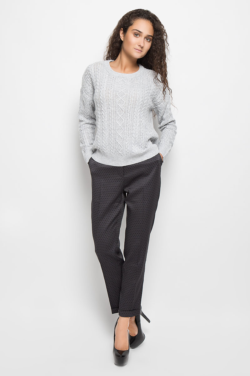 БрюкиB296536_Black-Asphalt Jacquard БрюкиB296536_Black-Asphalt JacquardЖенские брюки Baon придутся вам по душе. Модель выполнена из полиэстера и вискозы с добавлением эластана. Модель зауженного кроя и стандартной посадки застегивается на пластиковую пуговицу, два металлических крючка в поясе и ширинку на застежке-молнии. Изделие имеет шлевки для ремня. Брюки оформлены принтом в виде ромбов. Спереди модель дополнена двумя втачными карманами, а сзади - имитацией прорезных карманов с пуговицами. Нижняя часть штанин дополнена декоративными отворотами. Такие брюки послужат отличным дополнением к вашему гардеробу. В них вы всегда будете чувствовать себя уверенно и удобно.