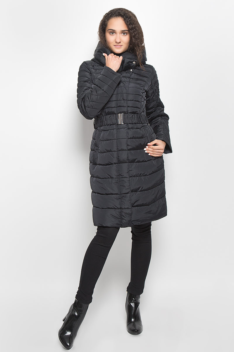 КурткаB036557_Black КурткаB036557_BlackСтильная утепленная женская куртка Baon согреет вас в прохладную погоду и позволит выделиться из толпы. Модель выполнена из 100% полиэстера с водоотталкивающей пропиткой и оформлена стежкой. Подкладка из полиэстера с утеплителем из высокотехнологичного синтепона Wellon защитит в любую непогоду от ветра и холода. Модель с длинными рукавами и воротником-капюшоном застегивается на застежку-молнию и дополнительно на застежки-кнопки. Капюшон дополнен декоративным отворотом. К модели прилагается эластичный пояс с металлической пряжкой. Спереди куртка дополнена двумя прорезными карманами с застежками-молниями. Эта модная куртка послужит отличным дополнением к вашему гардеробу.