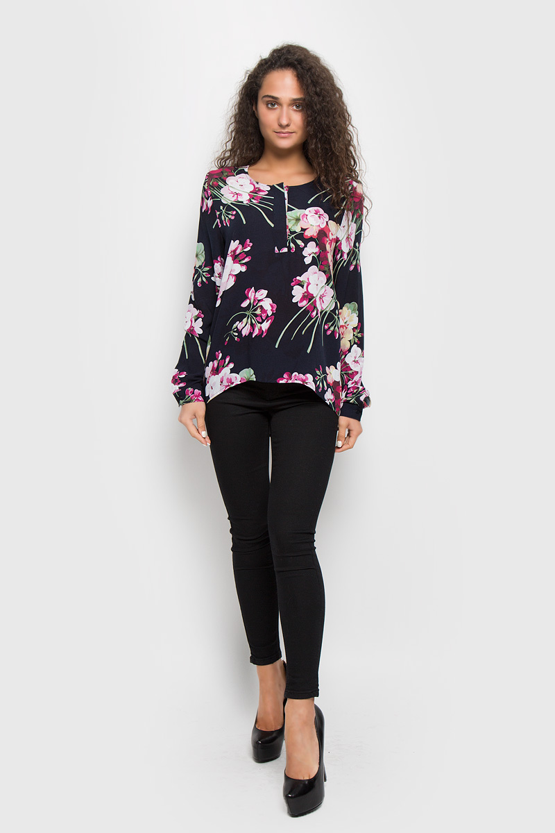 БлузкаB176525_Dark Navy Printed БлузкаB176525_Dark Navy PrintedСтильная женская блуза Baon, выполненная из вискозы, подчеркнет ваш уникальный стиль и поможет создать оригинальный женственный образ. Блузка с удлиненной спинкой, длинными рукавами и круглым вырезом горловины застегивается на пуговицы на груди. Манжеты рукавов также застегиваются на пуговицы. Модель украшена красочным цветочным принтом. Эта блузка будет дарить вам комфорт в течение всего дня и послужит замечательным дополнением к вашему гардеробу.