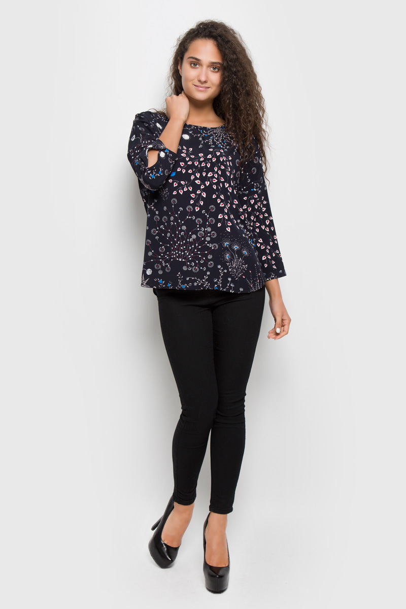 БлузкаB176515_Dark Navy Printed БлузкаB176515_Dark Navy PrintedСтильная женская блуза Baon, выполненная из 100% вискозы, подчеркнет ваш уникальный стиль и поможет создать оригинальный женственный образ. Блузка с цельнокроеными рукавами 7/8 и круглым вырезом горловины оформлена изысканным цветочным узором. Модель застегивается на металлическую пуговицу на спинке, манжеты рукавов также застегиваются на пуговицы. Такая блузка идеально подойдет для жарких летних дней. Эта блузка будет дарить вам комфорт в течение всего дня и послужит замечательным дополнением к вашему гардеробу.