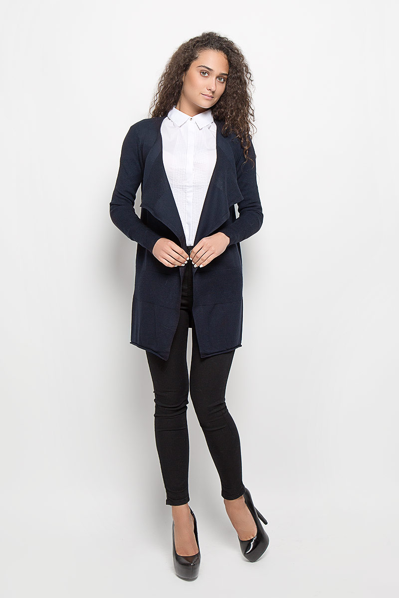 КардиганB146504_Dark Navy КардиганB146504_Dark NavyСтильный женский кардиган Baon выполнен из высококачественной вискозы с добавлением полиамида, благодаря чему великолепно сохраняет тепло, позволяет коже дышать и обладает высокой гигроскопичностью. Свободная модель с длинными рукавами и воротником-шалькой согреет вас в прохладные дни. Кардиган не имеет застежек, рукава связаны резинкой. Низ изделия дополнен бахромой. Теплый вязаный кардиган - идеальный вариант для создания неотразимого образа. Такая модель будет дарить вам комфорт в течение всего дня и послужит замечательным дополнением к вашему гардеробу.