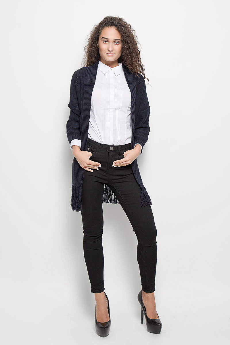 КардиганB146506_Dark Navy КардиганB146506_Dark NavyСтильный женский кардиган Baon выполнен из высококачественного акрила с добавлением хлопка, благодаря чему великолепно сохраняет тепло, позволяет коже дышать и обладает высокой гигроскопичностью. Свободная модель с рукавами 7/8 согреет вас в прохладные дни. Кардиган не имеет застежек, манжеты рукавов и края полочек связаны резинкой. Низ изделия дополнен бахромой. Теплый вязаный кардиган - идеальный вариант для создания неотразимого образа. Такая модель будет дарить вам комфорт в течение всего дня и послужит замечательным дополнением к вашему гардеробу.