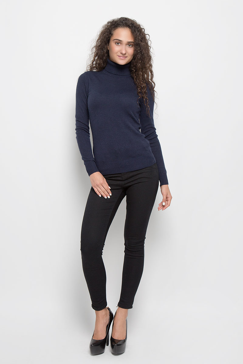 ВодолазкаB136704_Dark Navy ВодолазкаB136704_Dark NavyОригинальная женская водолазка Baon, изготовленная из высококачественной пряжи, мягкая и приятная на ощупь, не сковывает движений и обеспечивает наибольший комфорт. Модель с воротником-гольф и длинными рукавами великолепно подойдет для создания образа в стиле Casual. Однотонная водолазка отлично сочетается с любыми нарядами. Низ изделия, манжеты и воротник связаны резинкой. Эта водолазка послужит отличным дополнением к вашему гардеробу. В ней вы всегда будете чувствовать себя уютно и комфортно в прохладную погоду.