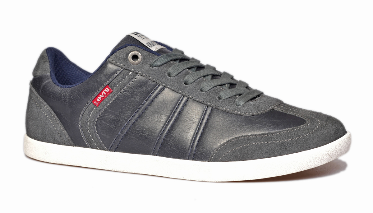 Кроссовки225123/1704-58 Кроссовки225123/1704-58Мужские кроссовки Levis® Loch выполнены из натуральной замши и искусственной кожи. Подъем оформлен классической плоской шнуровкой. Модель дополнена логотипом бренда. Подкладка и стелька изготовлены из текстиля. Резиновая подошва оснащена рифлением.