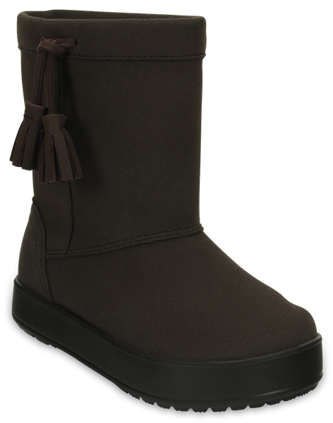 Сапоги203751-206 Сапоги203751-206Детские сапоги LodgePoint Boot Casual от Crocs сохранят тепло в холодную погоду. Сапоги выполнены из искусственной замши и по бокам декорированы очаровательными кисточками. Подкладка и стелька выполнены из мягкого текстиля, что обеспечит комфорт и уют ногам. Такая подкладка дышит, согревает и соответствует гигиеническим нормам. Подошва, выполненная из материала Croslite, защищает от снега и слякоти.