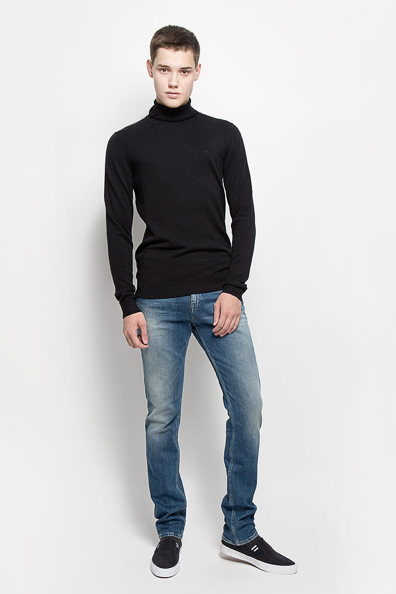 ВодолазкаJ30J300607 ВодолазкаJ30J300607Мужская водолазка Calvin Klein Jeans выполнена из очень мягкого и тактильно приятного материала. Изделие не стесняет движений, хорошо пропускает воздух. Водолазка с воротником-гольф и длинными рукавами украшена нашивкой из искусственной кожи и вышитым логотипом бренда. Воротник и манжеты модели связаны резинкой. Водолазка станет отличным дополнением к вашему образу, она подарит вам уют и комфорт в течение всего дня!