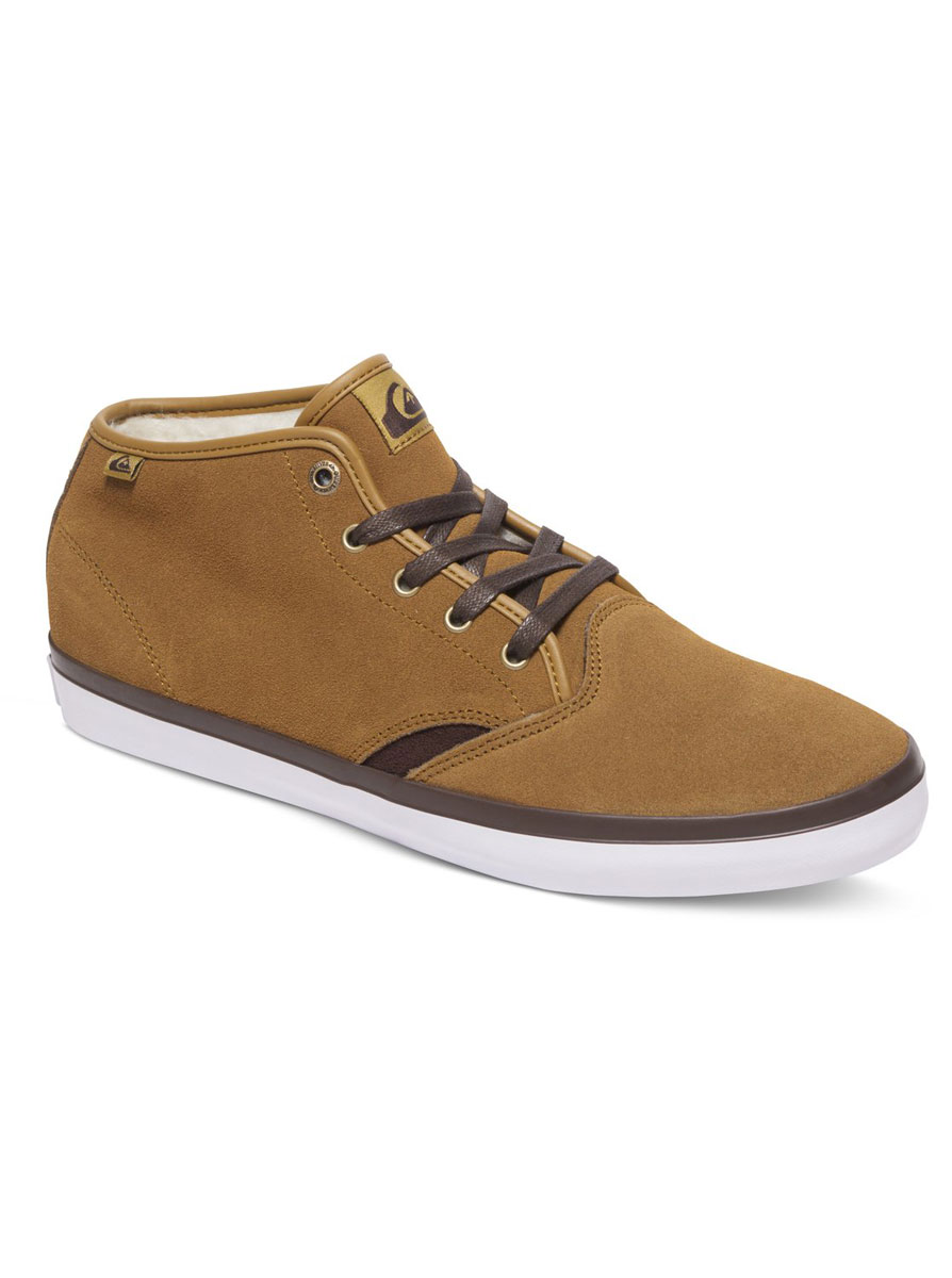 КедыAQYS300030-XBBW КедыAQYS300030-XBBWМужские кеды средней высоты Shorebreak Suede Mid от Quiksilver выполнены из натуральной замши. Верхние люверсы выполнены в стиле бордшортов Quiksilver. Хлопчатобумажные шнурки с синтетическим покрытием надежно зафиксируют модель на ноге. Многослойная стелька с функцией поддержки подъема стопы обеспечивает комфорт при движении. Фирменная подошва с рисунком протектора в елочку и логотипом бренда обеспечивает надежное сцепление с любой поверхностью.