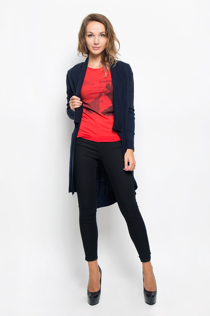 КардиганB146501_DARK NAVY КардиганB146501_DARK NAVYКлассический женский кардиган Baon с воротником-шаль и длинными рукавами будет гармонично смотреться в сочетании как с джинсами, так и с брюками. Модель выполнена из высококачественной пряжи, мягкой и приятной на ощупь. Воротник, манжеты и низ изделия связаны резинкой, что предотвращает деформацию при носке. Спинка модели немного удлинена, по бокам имеются разрезы. В нем вы будете чувствовать себя уютно в прохладное время года.