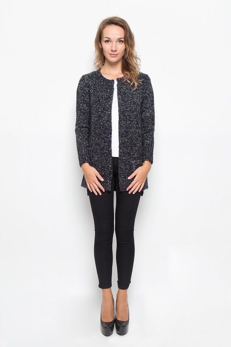 КардиганB146505_DARK NAVY КардиганB146505_DARK NAVYКлассический теплый женский кардиган Baon с круглым вырезом горловины будет гармонично смотреться в сочетании как с джинсами, так и с брюками. Выполнен из высококачественной пряжи, мягкий и приятный на ощупь. Манжеты, горловина и низ изделия связаны резинкой, что предотвращает деформацию при носке. Кардиган дополнен двумя накладными карманами. Спинка немного удлинена, по бокам небольшие разрезы. В нем вы будете чувствовать себя уютно в прохладное время года.