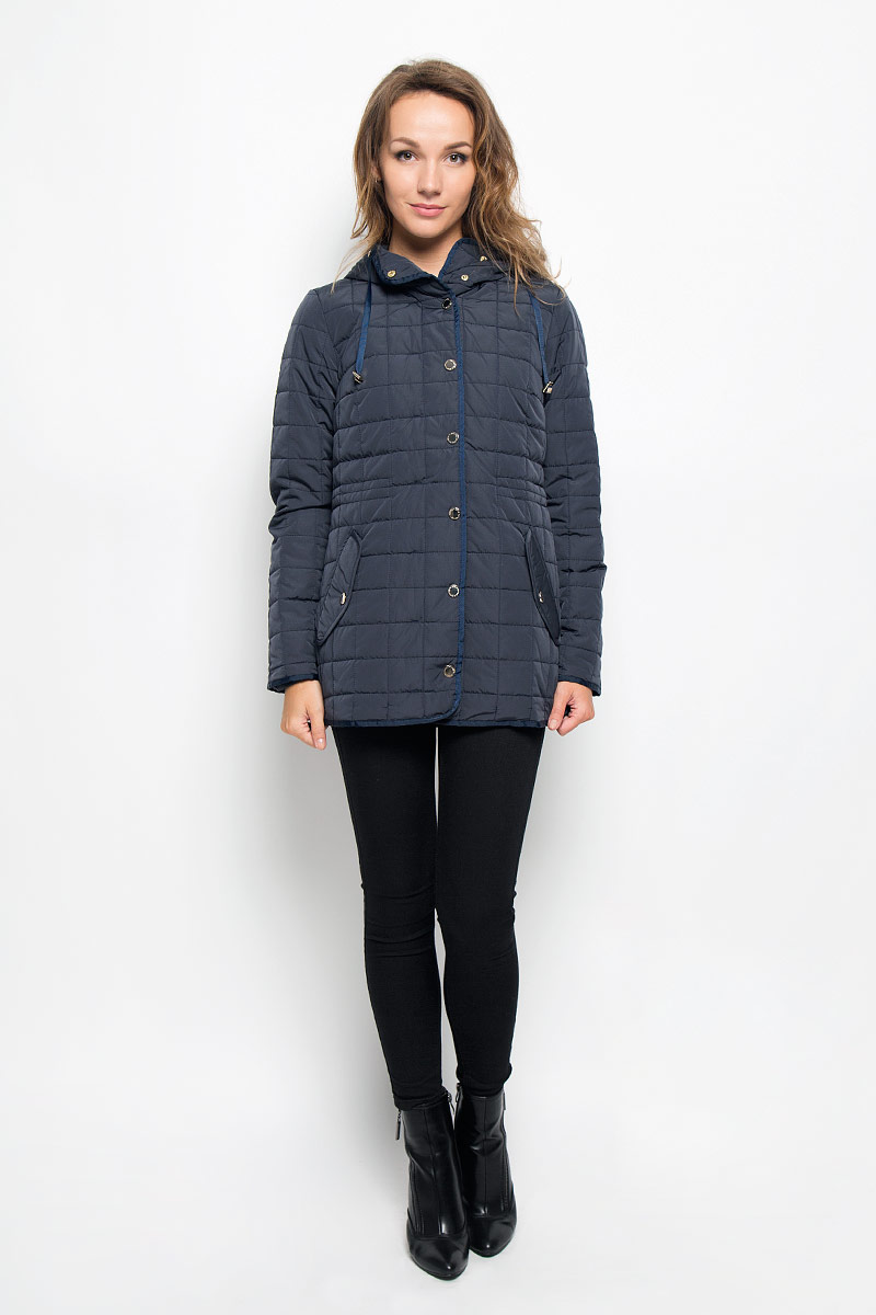 КурткаB036537_DARK NAVY КурткаB036537_DARK NAVYСтильная женская куртка Baon отлично подойдет для прохладной погоды. Модель с несъемным капюшоном со скрытым шнурком и длинными рукавами застегивается на застежку-молнию по всей длине, а также на ветрозащитную планку на кнопках. По линии талии с внутренней стороны модель дополнена скрытой утягивающей резинкой. Спереди модель дополнена двумя прорезными карманами с клапанами на кнопках. Эта модная куртка послужит отличным дополнением к вашему гардеробу.
