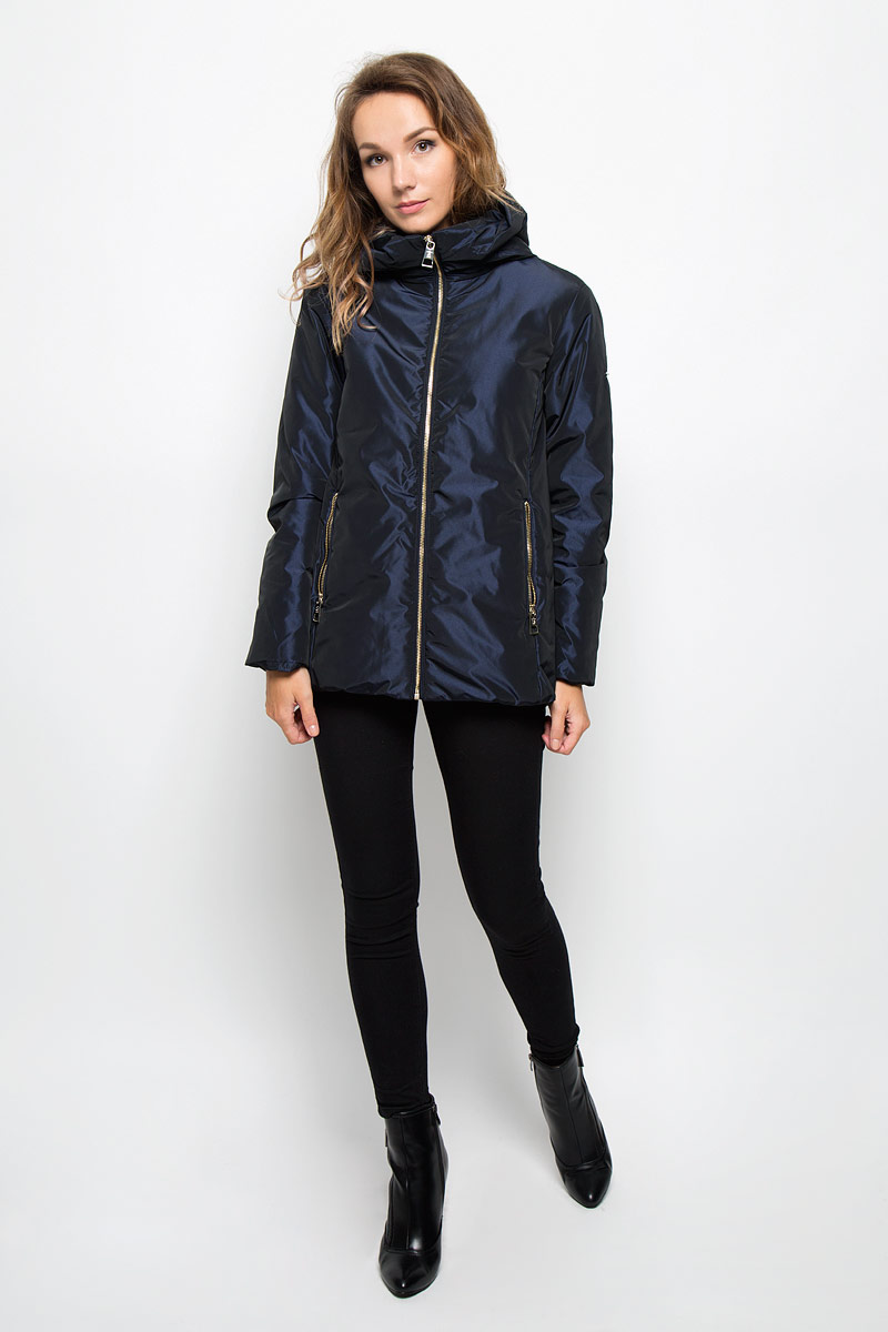 КурткаB036526/B036626_Dark Navy КурткаB036526/B036626_Dark NavyУдобная женская куртка Baon согреет вас в прохладную погоду и позволит выделиться из толпы. Модель с длинными рукавами и несъемным капюшоном выполнена из прочного полиэстера, застегивается на молнию спереди. Изделие дополнено двумя втачными карманами на молниях. Плотный наполнитель из синтепона и подкладка из полиэстера надежно сохранят тепло, благодаря чему такая куртка защитит вас от ветра и холода. Эта модная и в то же время комфортная куртка - отличный вариант для прогулок, она подчеркнет ваш изысканный вкус и поможет создать неповторимый образ.