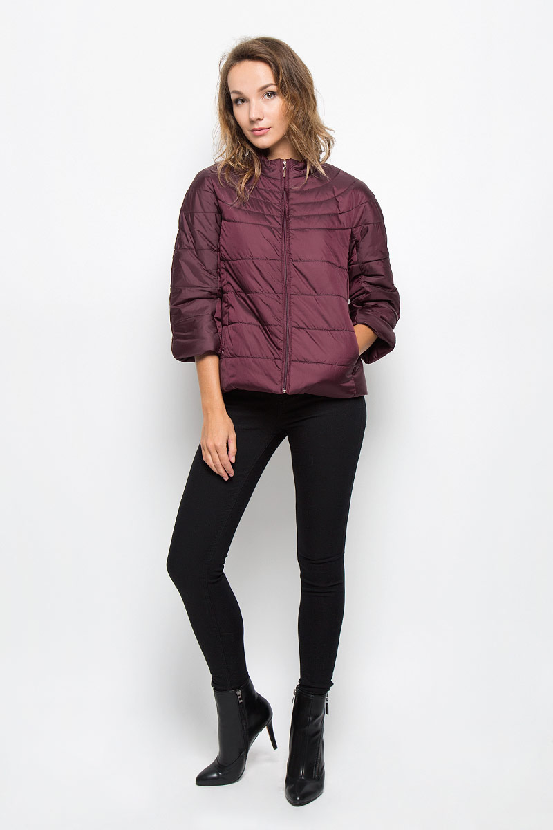 КурткаB036702_Merlot КурткаB036702_MerlotУдобная женская куртка Baon согреет вас в прохладную погоду и позволит выделиться из толпы. Укороченная модель с цельнокроеными рукавами 3/4 и воротником-стойкой выполнена из прочного полиэстера, застегивается на молнию спереди. Изделие дополнено двумя втачными карманами на молниях. Плотный наполнитель из синтепона и подкладка из полиэстера надежно сохранят тепло, благодаря чему такая куртка защитит вас от ветра и холода. Эта модная и в то же время комфортная куртка - отличный вариант для прогулок, она подчеркнет ваш изысканный вкус и поможет создать неповторимый образ.