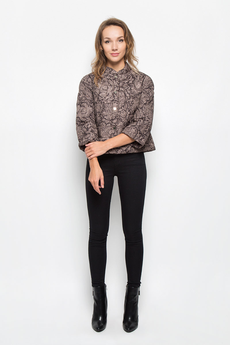 КурткаB036503_DARK NAVY PRINTED КурткаB036503_DARK NAVY PRINTEDУдобная женская куртка Baon согреет вас в прохладную погоду и позволит выделиться из толпы. Модель с рукавами-реглан 3/4 и воротником-стойкой выполнена из прочного полиэстера с синтепоновым наполнителем, и застегивается на кнопки. Куртка оформлена оригинальным принтом и дополнена двумя втачными карманами на застежках-молниях . Эта модная и в то же время комфортная куртка - отличный вариант для прогулок, она подчеркнет ваш изысканный вкус и поможет создать неповторимый образ.
