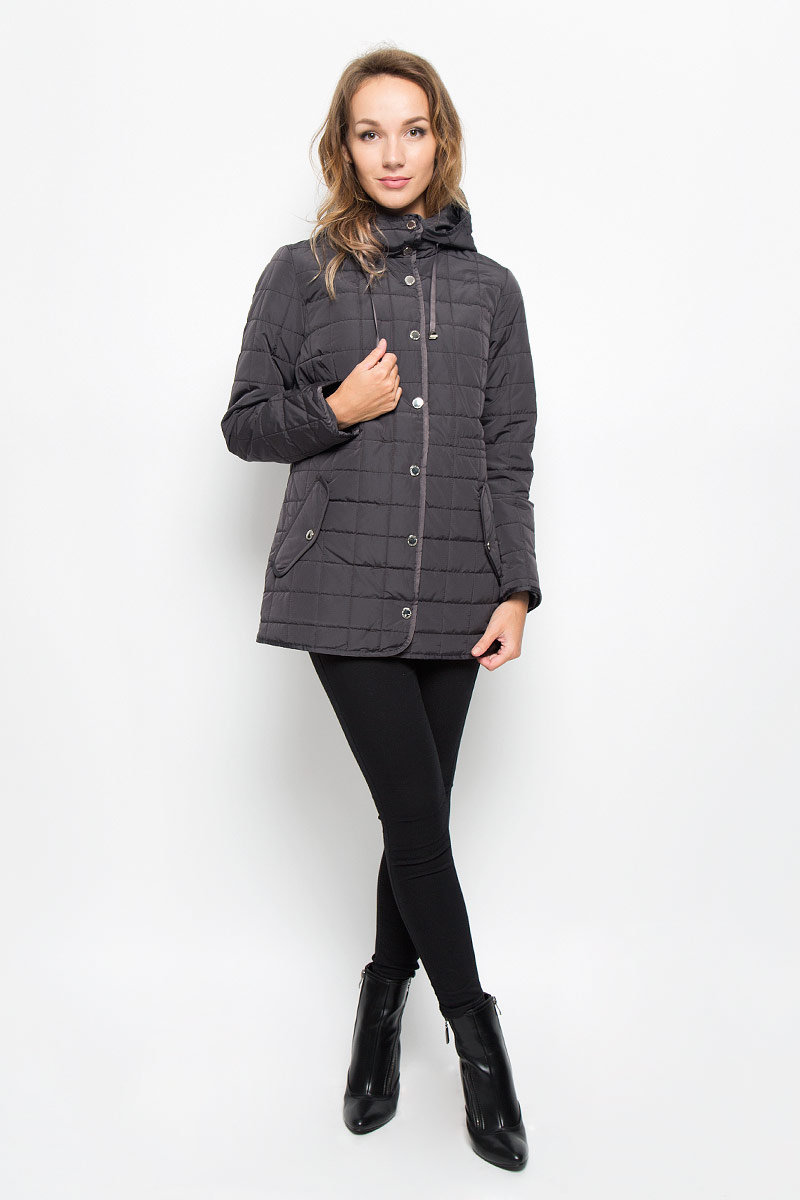 КурткаB036537_DARK NAVY КурткаB036537_DARK NAVYСтильная женская куртка Baon отлично подойдет для прохладной погоды. Модель с несъемным капюшоном со скрытым шнурком и длинными рукавами застегивается на застежку-молнию по всей длине, а также на ветрозащитную планку на кнопках. По линии талии с внутренней стороны модель дополнена скрытой утягивающей резинкой. Спереди модель дополнена двумя прорезными карманами с клапанами на кнопках. Эта модная куртка послужит отличным дополнением к вашему гардеробу.