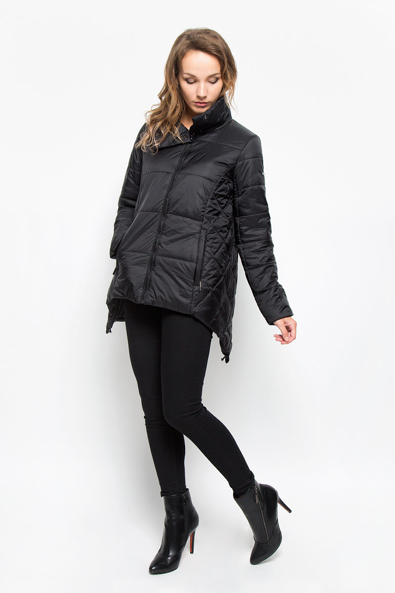 КурткаB036522_BLACK КурткаB036522_BLACKУдобная стеганая женская куртка Baon согреет вас в прохладную погоду и позволит выделиться из толпы. Модель свободного кроя с длинными рукавами и воротником-стойкой выполнена из прочного полиэстера с синтепоновым утеплителем и застегивается на молнию и кнопки сверху. Куртка дополнена двумя втачными карманами на застежках-молниях. Спинка модели удлинена и дополнена затягивающимся шнурком со стоппером. Эта модная и в то же время комфортная куртка - отличный вариант для прогулок, она подчеркнет ваш изысканный вкус и поможет создать неповторимый образ.