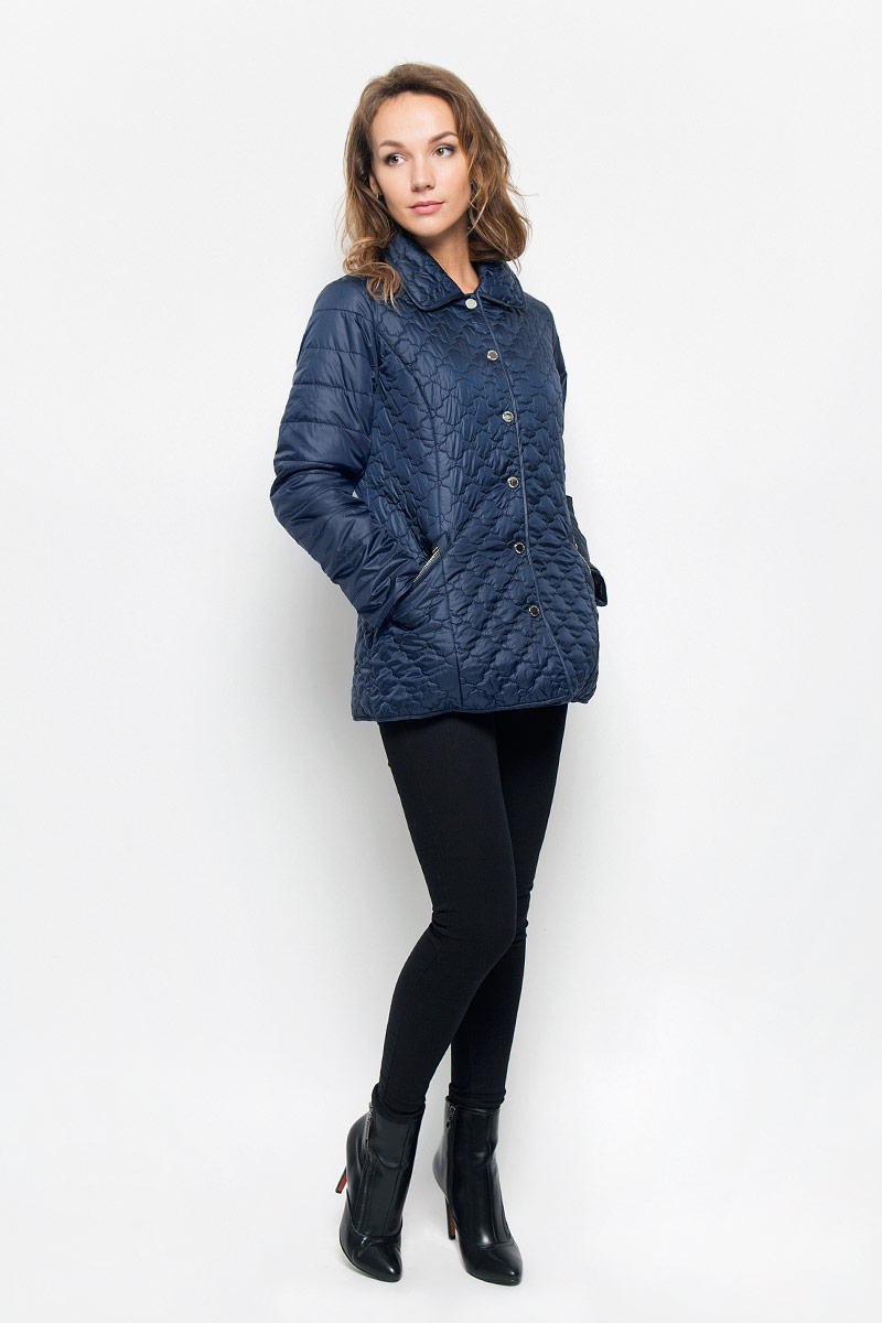 КурткаB036572_DARK NAVY КурткаB036572_DARK NAVYЖенская стеганая куртка Baon отлично подойдет для прохладной погоды. Модель прямого кроя, с отложным воротником застегивается на кнопки. Куртка выполнена из полиэстера с утеплителем. Изделие дополнено двумя прорезными карманами на застежках-молниях. Эта модная куртка послужит отличным дополнением к вашему гардеробу!