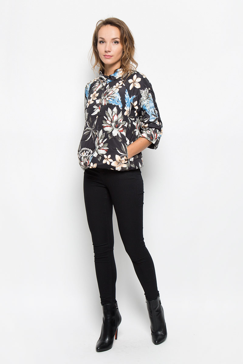 КурткаB036563_BLACK PRINTED КурткаB036563_BLACK PRINTEDУдобная женская куртка Baon согреет вас в прохладную погоду и позволит выделиться из толпы. Модель с рукавами-реглан 3/4 и воротником-стойкой выполнена из прочного полиэстера с синтепоновым наполнителем, и застегивается на кнопки. Куртка оформлена ярким цветочным принтом и дополнена двумя втачными карманами на застежках-молниях . Эта модная и в то же время комфортная куртка - отличный вариант для прогулок, она подчеркнет ваш изысканный вкус и поможет создать неповторимый образ.