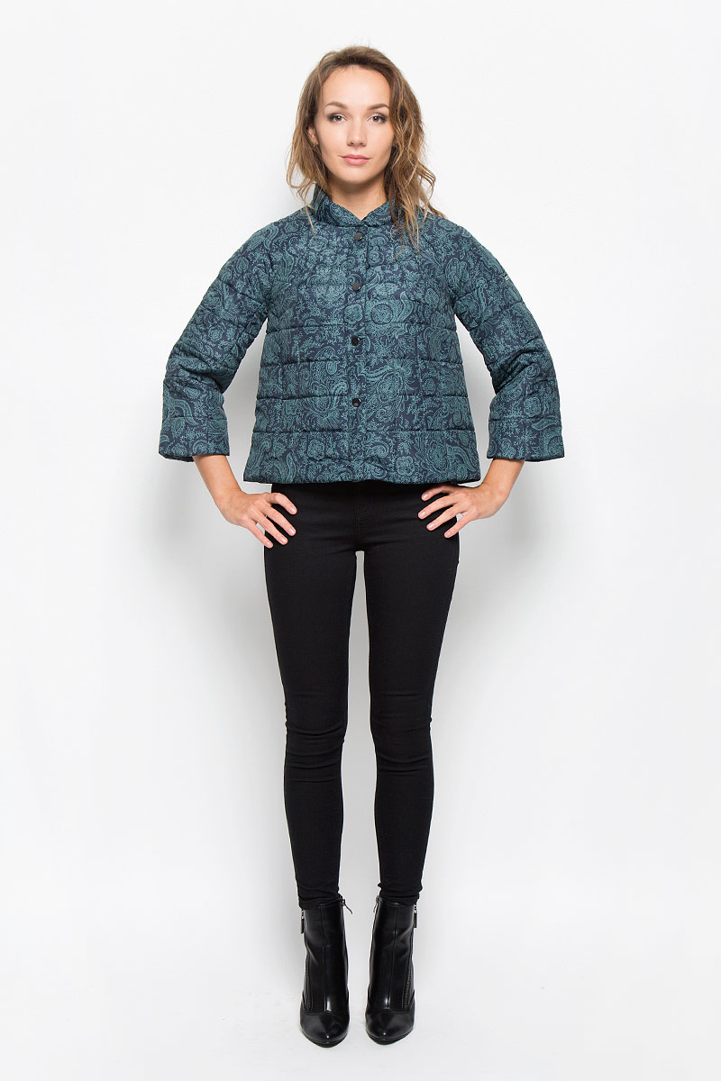 КурткаB036503_DARK NAVY PRINTED КурткаB036503_DARK NAVY PRINTEDУдобная женская куртка Baon согреет вас в прохладную погоду и позволит выделиться из толпы. Модель с рукавами-реглан 3/4 и воротником-стойкой выполнена из прочного полиэстера с синтепоновым наполнителем, и застегивается на кнопки. Куртка оформлена оригинальным принтом и дополнена двумя втачными карманами на застежках-молниях . Эта модная и в то же время комфортная куртка - отличный вариант для прогулок, она подчеркнет ваш изысканный вкус и поможет создать неповторимый образ.
