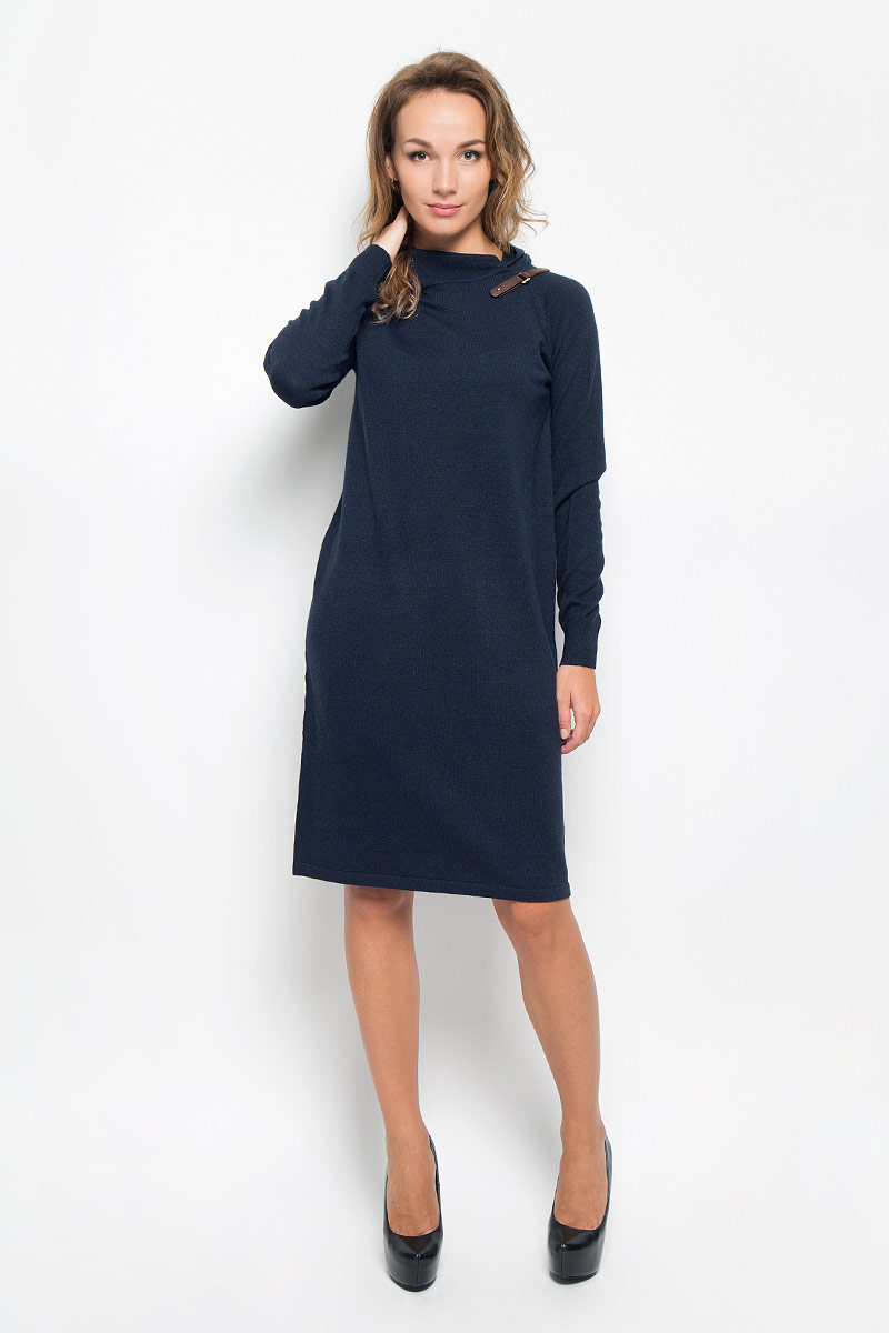ПлатьеB401_DARK NAVY ПлатьеB401_DARK NAVYЭлегантное вязаное платье Baon изготовлено из высококачественной пряжи с добавлением вискозы и ангоры. Такое платье приятно к телу, обеспечит вам комфорт и удобство при носке. Модель с воротником-хомутом и длинными рукавами выгодно подчеркнет все достоинства вашей фигуры благодаря приталенному силуэту. Манжеты рукавов связаны резинкой. Платье оформлено декоративным ремешком с пряжкой. Изысканное платье-миди мелкой вязки создаст обворожительный и неповторимый образ. Это модное и удобное платье станет превосходным дополнением к вашему гардеробу, оно подарит вам удобство и поможет вам подчеркнуть свой вкус и неповторимый стиль.