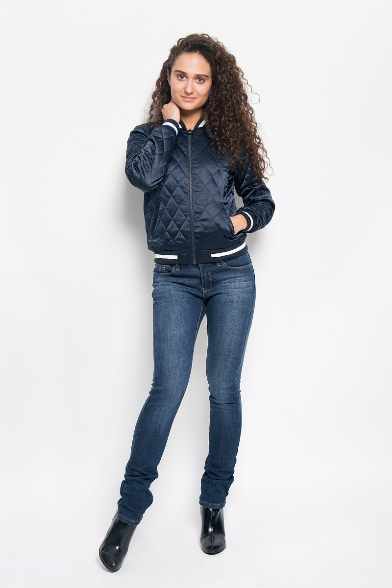 Куртка3532977.00.71_6901 Куртка3532977.00.71_6901Женская куртка Tom Tailor Denim, изготовленная из полиэстера с добавлением эластана, смотрится модно и стильно. Подкладка выполнена из полиэстера с добавлением хлопка, наполнитель - из 100% полиэстера. Куртка-бомбер с трикотажным воротником-стойкой застегивается на металлическую застежку-молнию. Модель оформлена стежкой, на спинке - буквенной аппликацией и вышитым изображением Эйфелевой башни. Спереди расположены два прорезных кармана. Манжеты рукавов и низ модели дополнены трикотажными резинками. Такая куртка обеспечит вам не только красивый внешний вид, но и комфорт.