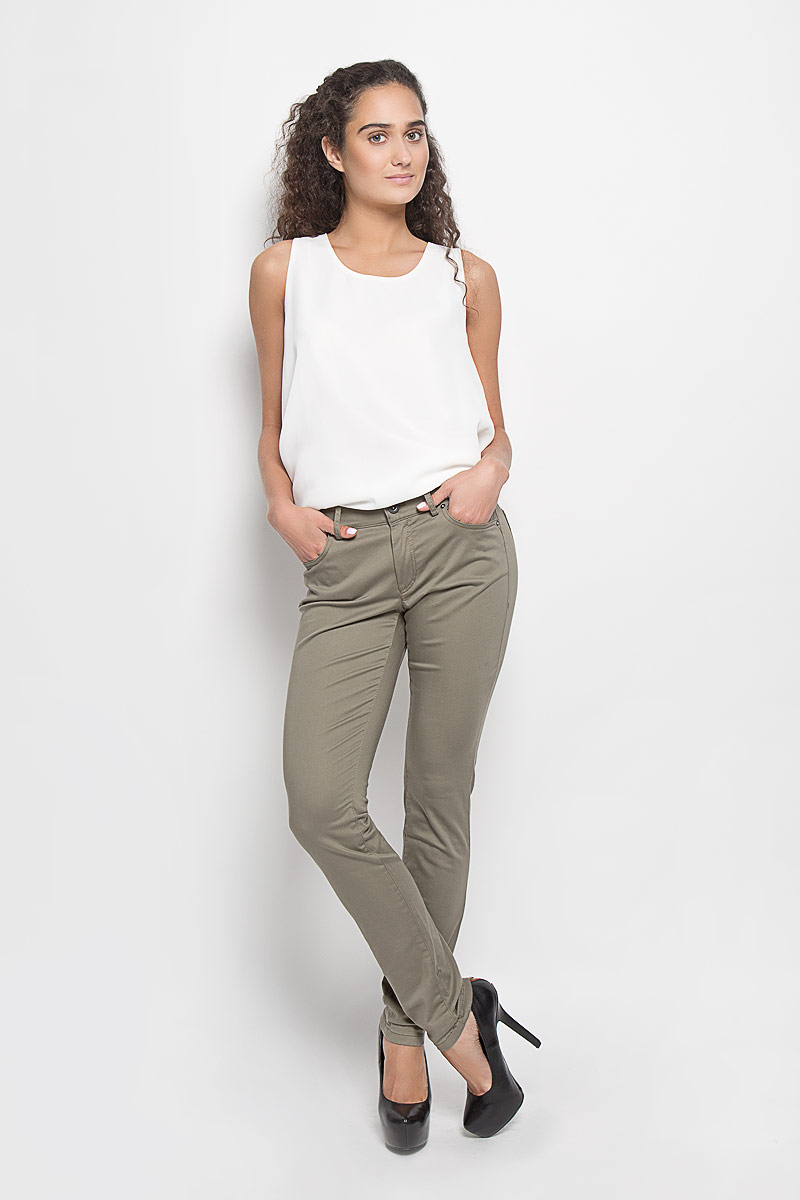 Брюки047511035/410 Брюки047511035/410Модные брюки Marc OPolo, помогут вам создать безупречный образ. Модель выполнена из высококачественного материала. Модель слегка зауженного кроя и средней посадки застегивается на молнию и пуговицу, пояс дополнен шлевками для ремня. Брюки застегиваются на пуговицу в поясе и ширинку на застежке-молнии, имеются шлевки для ремня. Спереди модель дополнена двумя втачными карманами и небольшим накладным кармашком, а сзади - двумя накладными карманами. Эти модные и в тоже время комфортные брюки послужат отличным дополнением к вашему гардеробу. В них вы всегда будете чувствовать себя стильно и уверенно.