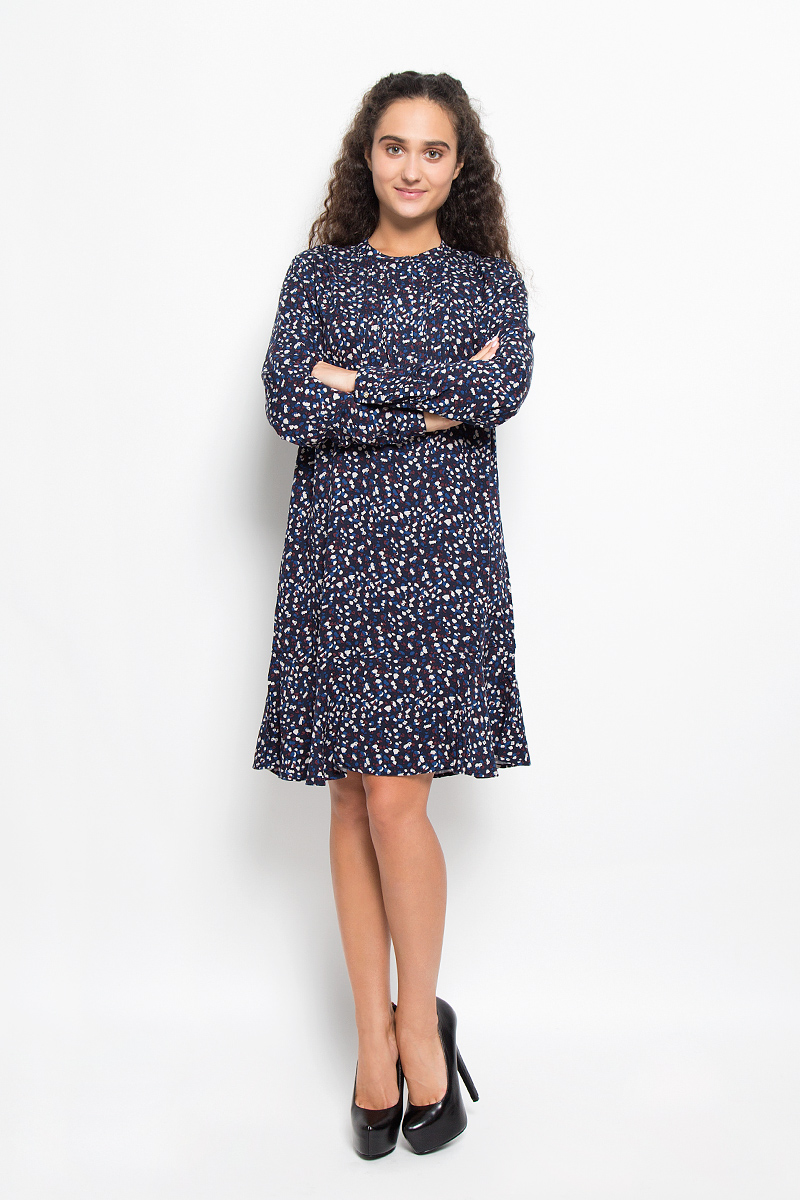 ПлатьеB426_DARK NAVY PRINTED ПлатьеB426_DARK NAVY PRINTEDЭлегантное платье Baon выполнено из 100% вискозы. Такое платье обеспечит вам комфорт и удобство при носке и непременно вызовет восхищение у окружающих. Платье-миди с длинными рукавами и круглым вырезом горловины спереди застегивается на пуговицы скрытые под планкой. Низ рукавов дополнен манжетами на пуговицах. Спереди модель оформлена застроченными складками. Изысканное платье-миди создаст обворожительный и неповторимый образ. Это модное и комфортное платье станет превосходным дополнением к вашему гардеробу, оно подарит вам удобство и поможет подчеркнуть ваш вкус и неповторимый стиль.