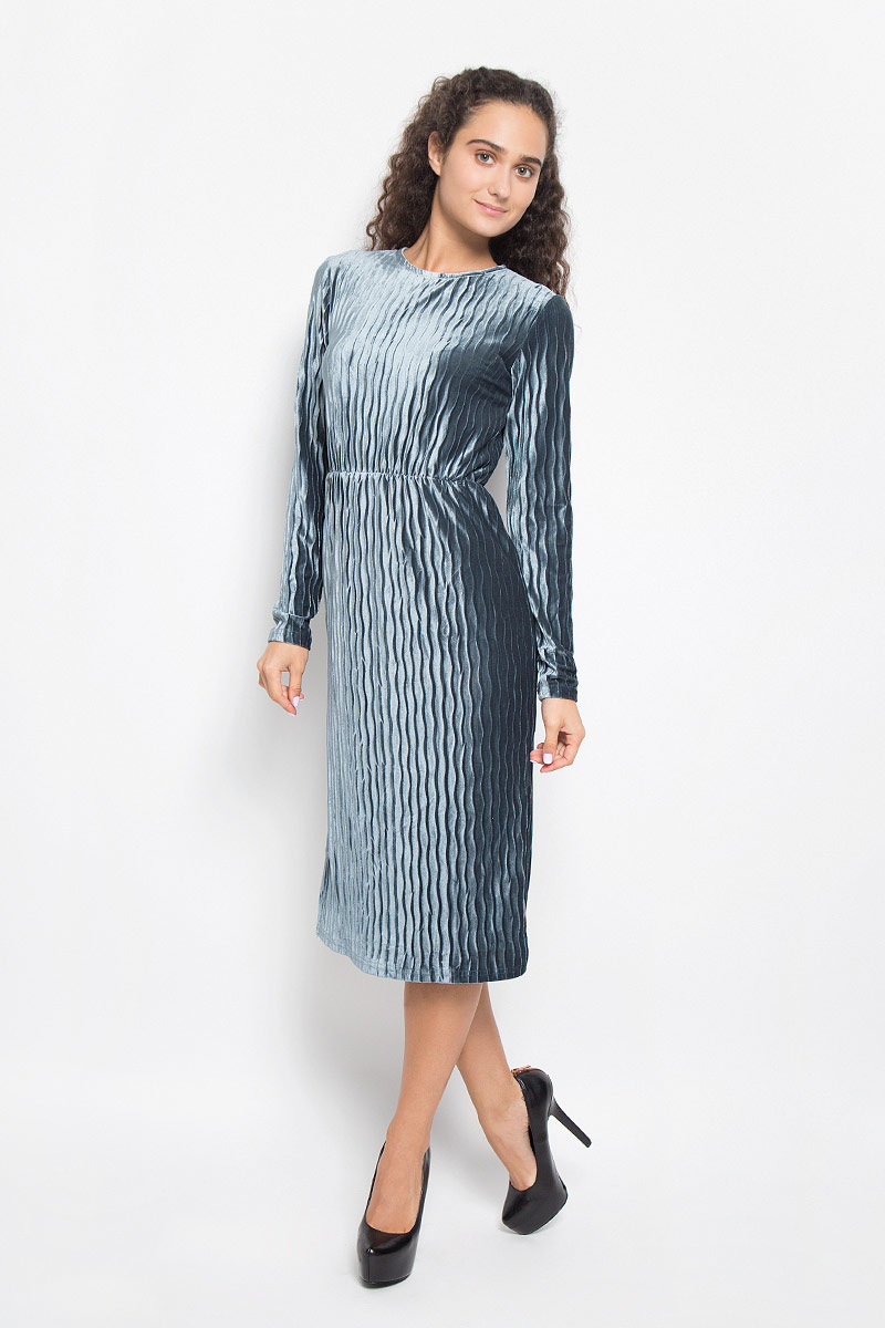 ПлатьеCK3298_Navy ПлатьеCK3298_NavyМодное платье Glamorous выполнено из полиэстера с оригинальной фактурой. Платье-миди с круглым вырезом горловины и длинными рукавами на талии дополнено эластичной резинкой. Нижняя часть модели по боковым швам дополнена разрезами. Застегивается изделие на скрытую застежку-молнию, расположенную на спинке. Такое платье станет стильным дополнением к вашему гардеробу. Оно подчеркнет вашу индивидуальность и утонченность.