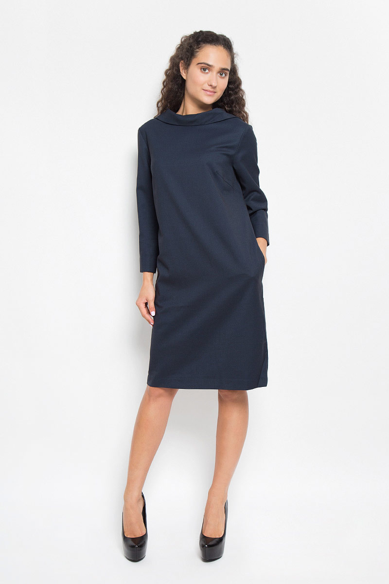 ПлатьеB405_DARK NAVY ПлатьеB405_DARK NAVYСтильное платье Baon подчеркнет ваш уникальный стиль и поможет создать оригинальный женственный образ. Модель, изготовленная из хлопка и полиэстера с добавлением эластана, приятная на ощупь. Платье-миди свободного кроя с воротником-стойкой и рукавами 7/8 застегивается сзади на пуговицу. Низ рукавов дополнен небольшими разрезами. Такое платье станет стильным дополнением к вашему гардеробу.