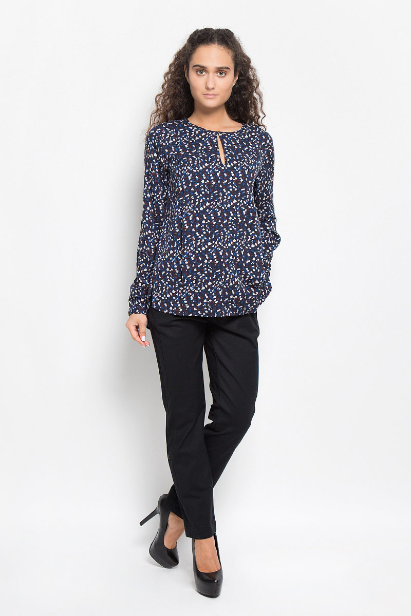 БлузкаB176519_DARK NAVY PRINTED БлузкаB176519_DARK NAVY PRINTEDОчаровательная женская блуза Baon, выполненная из вискозы, подчеркнет ваш уникальный стиль и поможет создать оригинальный женственный образ. Модная блузка с круглым вырезом горловины и длинными рукавами спереди застегивается на пуговицу. Модель оформлена оригинальным принтом. На манжетах предусмотрены застежки-пуговицы. Спинка немного удлинена. Нижняя часть модели по боковым швам дополнена разрезами. Такая блузка будет дарить вам комфорт в течение всего дня и послужит замечательным дополнением к вашему гардеробу.