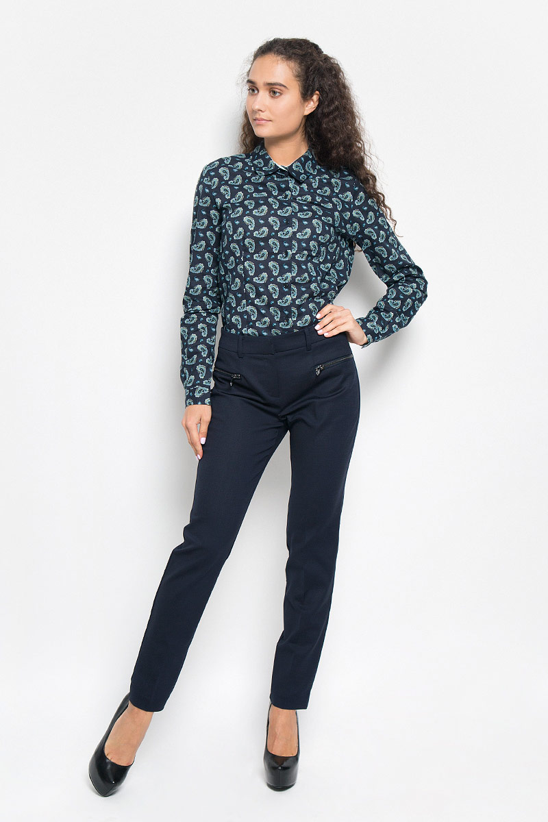 БрюкиB296516_DARK NAVY БрюкиB296516_DARK NAVYСтильные женские брюки Baon станут модным дополнением к вашему гардеробу. Модель изготовлена из хлопка и вискозы с добавлением эластана. Брюки зауженного кроя и стандартной посадки застегиваются на пуговицы и металлические крючки в поясе и имеют ширинку на застежке-молнии. Спереди брюки дополнены прорезными карманами на застежках- молниях. На поясе предусмотрены шлевки для ремня. Такие брюки будет дарить вам комфорт в течение всего дня и послужат замечательным дополнением к вашему гардеробу.