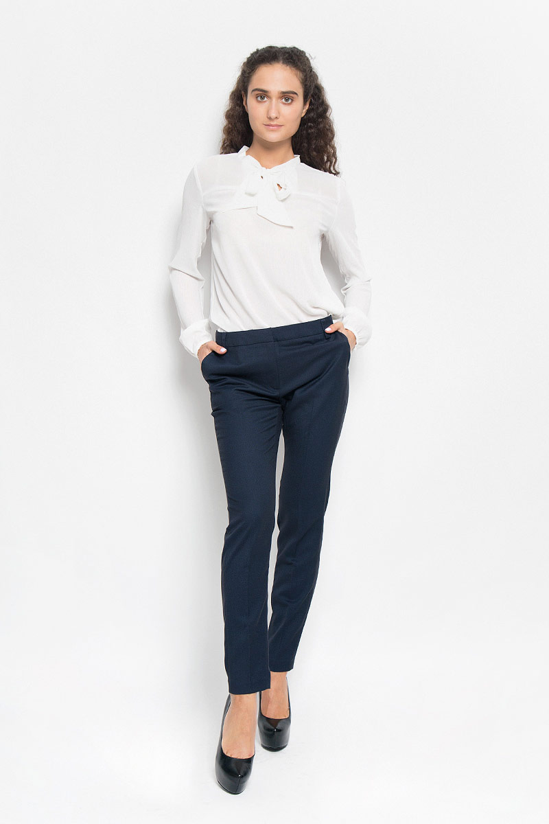 БрюкиB296502_DARK NAVY БрюкиB296502_DARK NAVYЖенские брюки Baon, выполненные из полиэстера с добавлением вискозы, придутся вам по душе. Модель зауженного кроя и стандартной посадки застегивается на пластиковую пуговицу, металлический крючок в поясе и ширинку на застежке-молнии. Изделие имеет шлевки для ремня. Спереди модель дополнена двумя втачными карманами, сзади - имитацией прорезных карманов. Такие брюки послужат отличным дополнением к вашему гардеробу. В них вы всегда будете чувствовать себя уверенно и удобно.