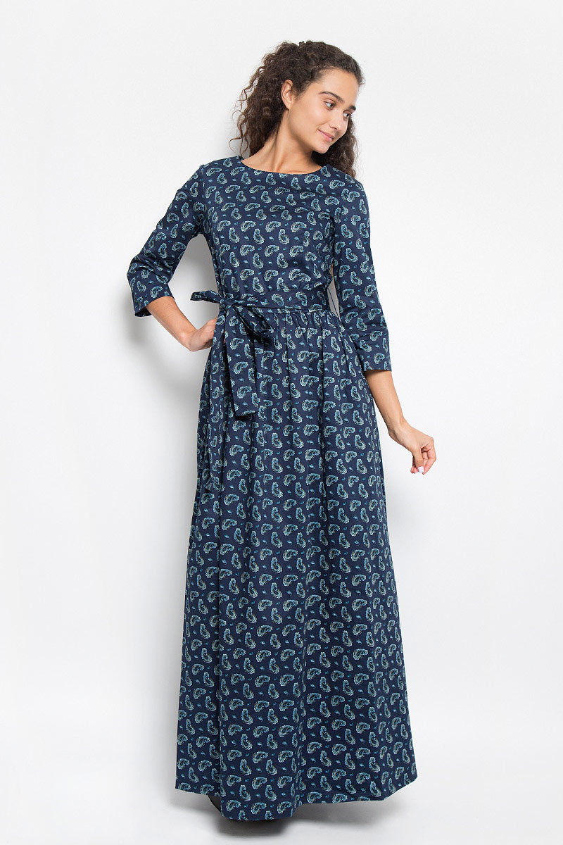 ПлатьеB403_DARK NAVY PRINTED ПлатьеB403_DARK NAVY PRINTEDЭлегантное платье Baon выполнено из хлопка с добавлением эластана. Такое платье обеспечит вам комфорт и удобство при носке и непременно вызовет восхищение у окружающих. Платье-макси с круглым вырезом горловины и рукавами длинной 3/4. Изделие застегивается сзади на потайную застежку-молнию. Юбка модели собрана на сборку и дополнена двумя втачными карманами. Платье оформлено орнаментом пейсли и дополнено поясом. Изысканное платье-миди создаст обворожительный и неповторимый образ. Это модное и комфортное платье станет превосходным дополнением к вашему гардеробу, оно подарит вам удобство и поможет подчеркнуть ваш вкус и неповторимый стиль.