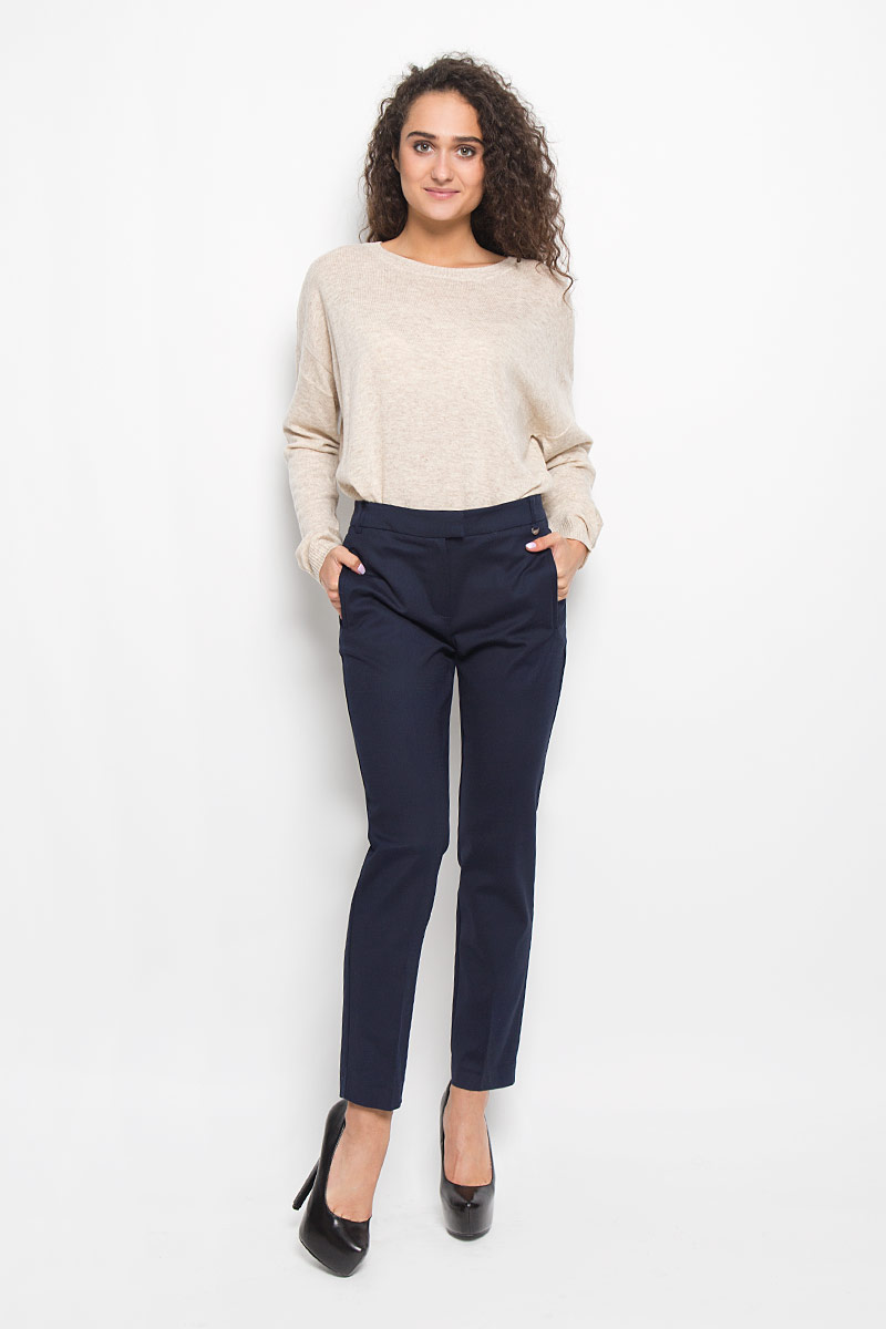 БрюкиB296520_DARK NAVY БрюкиB296520_DARK NAVYЖенские брюки Baon придутся вам по душе. Модель выполнена из хлопка и вискозы с добавлением эластана. Модель стандартной посадки застегивается на пластиковую пуговицу, два металлических крючка в поясе и ширинку на застежке-молнии. Изделие имеет шлевки для ремня. Спереди модель дополнена двумя прорезными карманами, сзади - имитацией прорезных карманов. Такие брюки послужат отличным дополнением к вашему гардеробу. В них вы всегда будете чувствовать себя уверенно и удобно.