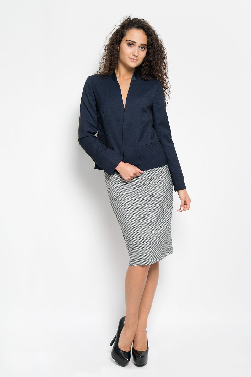 ЖакетB126501_DARK NAVY ЖакетB126501_DARK NAVYСтильный женский жакет Baon - отличное дополнение любого наряда и превосходный вариант для прохладной погоды. Жакет выполнен из полиэстера с добавлением вискозы. Подкладка выполнена из полиэстера. Модель с V-образным вырезом горловины и длинными рукавами дополнит ваш образ и сделает его неповторимым. Модель спереди застегивается на крючок. Жакет дополнен двумя прорезными карманами. Низ рукавов оформлен небольшими разрезами. Этот удобный и эффектный жакет, несомненно, впишется в ваш гардероб, в нем вы будете чувствовать себя уютно и комфортно.