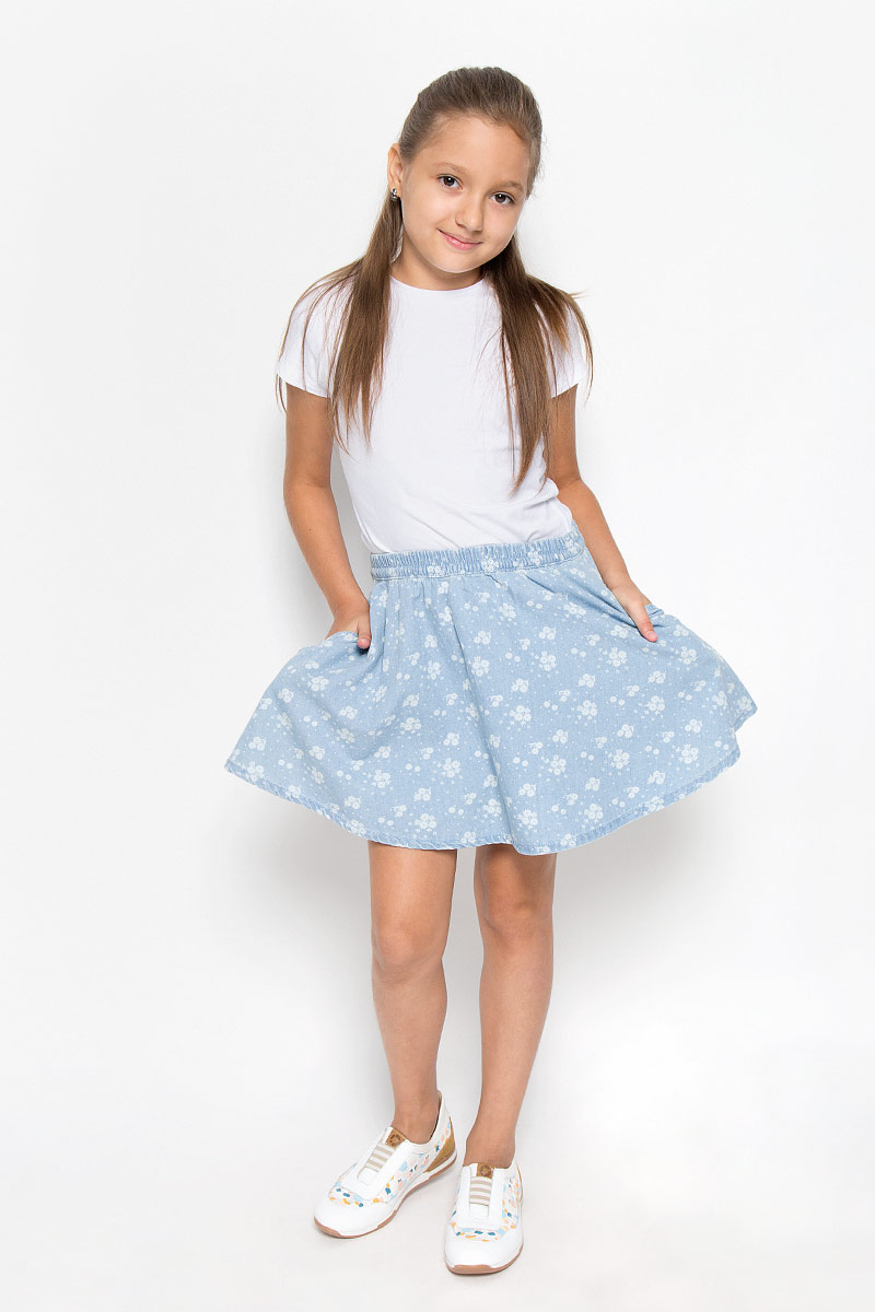 Юбка116BBGB6103 Юбка116BBGB6103Юбка для девочки Button Blue подойдет вашей маленькой моднице и станет отличным дополнением к ее гардеробу. Изготовленная из натурального хлопка, она мягкая и приятная на ощупь, не сковывает движения и позволяет коже дышать. Модель на поясе имеет широкую трикотажную резинку, регулируемую скрытым шнурком, благодаря чему юбка не сползает и не сдавливает животик ребенка. От линии талии заложены складочки, придающие изделию пышность. Спереди расположены два втачных кармана. Модель оформлена цветочным принтом по всей поверхности. В такой юбочке ваша маленькая принцесса будет чувствовать себя комфортно, уютно и всегда будет в центре внимания!