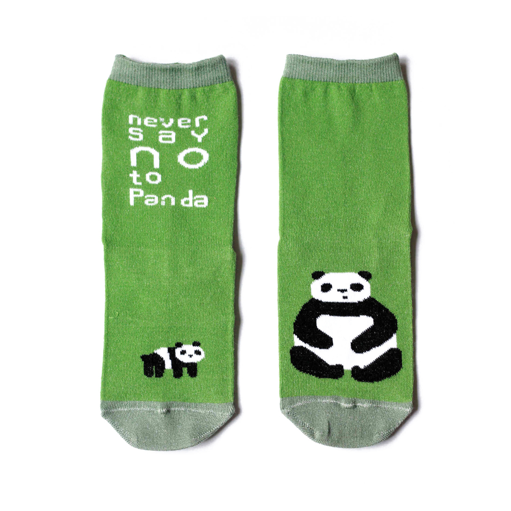 Носкиp0331 Носкиp0331Яркие носки Big Bang Socks выполнены из высококачественного хлопка с добавлением полиамида и эластана, которые обеспечивают отличную посадку. В комплект входят три пары разноцветных носков с разными принтами. Модель оснащена эластичной резинкой, которая плотно облегает ногу, не сдавливая ее, обеспечивает удобство. Комплект упакован в фирменную коробку.