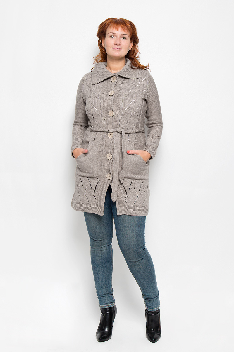 Кардиган34309 Кардиган34309Удлиненный женский кардиган Milana Style выполнен из пряжи на основе шерсти и ПАН, благодаря чему великолепно сохраняет тепло, позволяет коже дышать и обладает высокой гигроскопичностью. Свободная модель с длинными рукавами и отложным воротником застегивается на крупные пуговицы спереди, она окружит вас уютом и согреет в прохладные дни. Кардиган украшен оригинальным вязаным узором по рукавам и полочкам. Модель оснащена подплечниками и дополнена двумя накладными карманами спереди. В комплект входит узкий пояс. Теплый вязаный кардиган - идеальный вариант для создания неотразимого образа. Такая модель будет дарить вам комфорт в течение всего дня и послужит замечательным дополнением к вашему гардеробу.