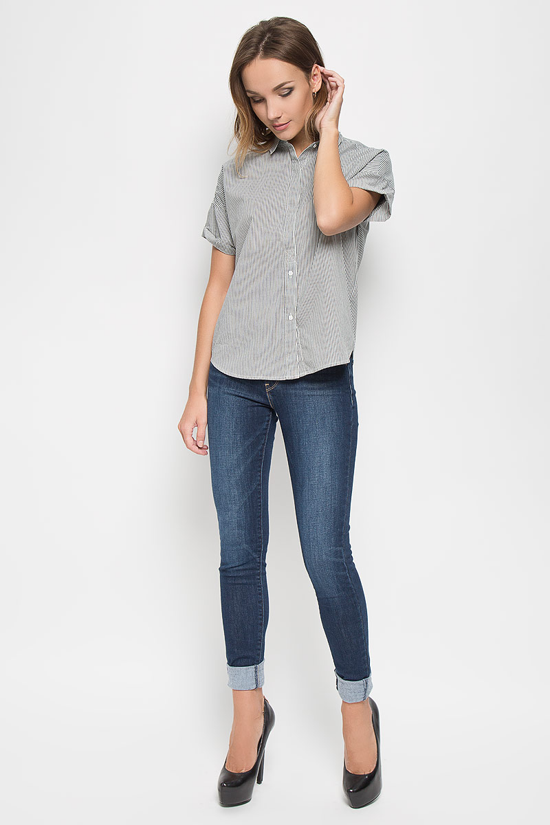 Рубашка2351800040 Рубашка2351800040Стильная женская рубашка Levis®, выполненная из натурального хлопка, прекрасно подойдет для повседневной носки. Материал очень мягкий и приятный на ощупь, не сковывает движения и позволяет коже дышать. Рубашка с отложным воротником и длинными рукавами застегивается на пуговицы частично скрытые под планкой. Низ рукавов дополнен отворотами. Спинка изделия немного удлинена. Рубашка оформлена принтом в полоску. Такая рубашка будет дарить вам комфорт в течение всего дня и станет модным дополнением к вашему гардеробу.