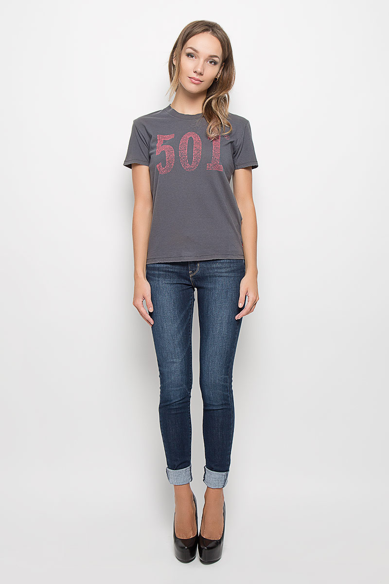 Футболка2359300080 Футболка2359300080Стильная женская футболка Levis® поможет создать отличный современный образ в стиле Casual. Модель, изготовленная из натурального хлопка, очень мягкая, тактильно приятная, не сковывает движения и позволяет коже дышать. Футболка с круглым вырезом горловины и короткими рукавами оформлена спереди принтом с изображением числа 501. Вырез горловины, манжеты рукавов и низ изделия имеют оригинально оформленные края. Такая футболка станет стильным дополнением к вашему гардеробу, она подарит вам комфорт в течение всего дня!