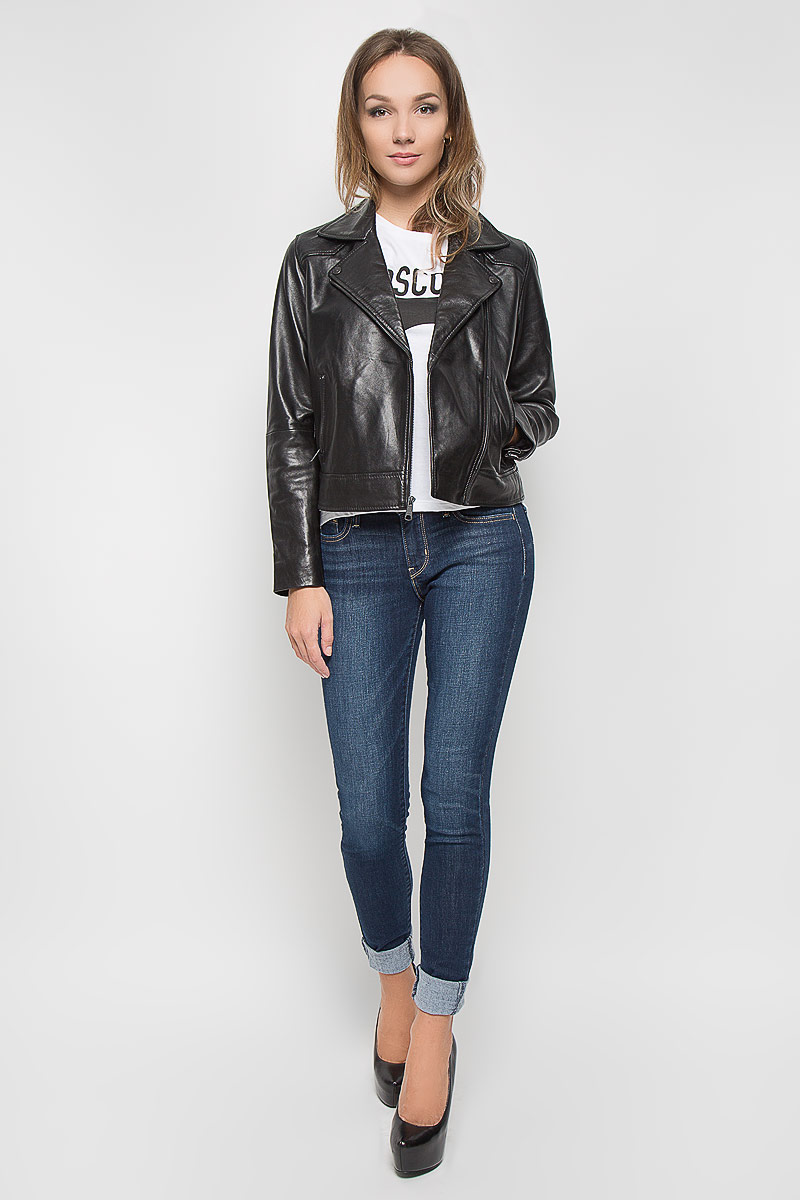 Куртка1725400070 Куртка1725400070Стильная женская куртка Levis®, выполненная из натуральной овечьей кожи, отлично подойдет для прохладной погоды. Подкладка изделия изготовлена из полиэстера. Модель прямого кроя с отложным воротником и длинными рукавами застегивается на ассиметричную застежку-молнию по всей длине. Низ рукавов дополнен застежками- молниями, за счет которых можно регулировать его объем. Куртка имеет два втачных кармана на застежках- молниях. Эта модная куртка послужит отличным дополнением к вашему гардеробу.