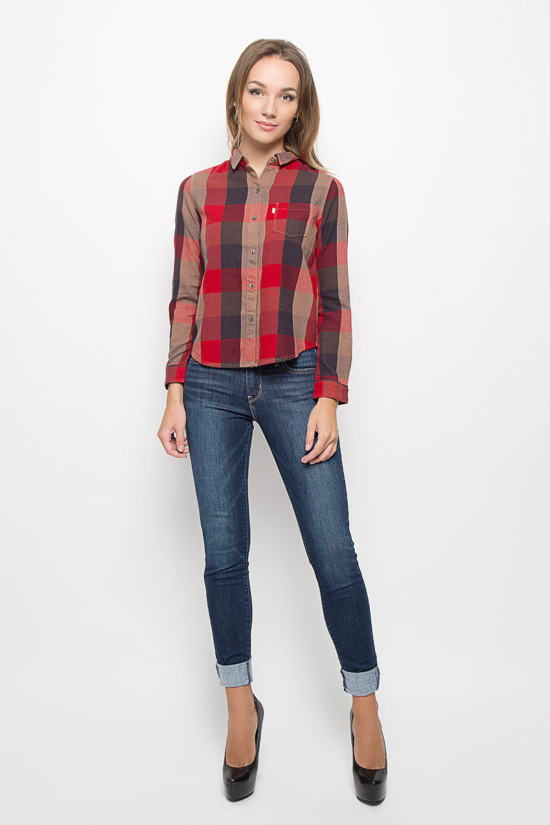 Рубашка2275100060 Рубашка2275100060Стильная женская рубашка Levis®, выполненная из натурального хлопка с добавлением шерсти, прекрасно подойдет для повседневной носки. Материал очень мягкий и приятный на ощупь, не сковывает движения и позволяет коже дышать. Рубашка с отложным воротником и длинными рукавами застегивается на пуговицы по всей длине. Низ рукавов обработан манжетами на пуговицах. Спереди модель дополнена накладным карманом. Изделие оформлено принтом в клетку. Такая рубашка будет дарить вам комфорт в течение всего дня и станет модным дополнением к вашему гардеробу.