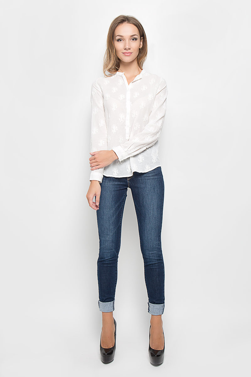 Блузка2664800000 Блузка2664800000Стильная блузка Levis®, выполненная из натурального хлопка, подчеркнет вашу индивидуальность. Материал изделия легкий, тактильно приятный, не стесняет движений, обеспечивая комфорт. Блузка с круглым вырезом горловины и длинными рукавами застегивается спереди на пуговицы. Рукава дополнены манжетами с пуговицами. Оформлена модель вышитыми цветами по всей поверхности. Такая блузка станет стильным дополнением к вашему образу!