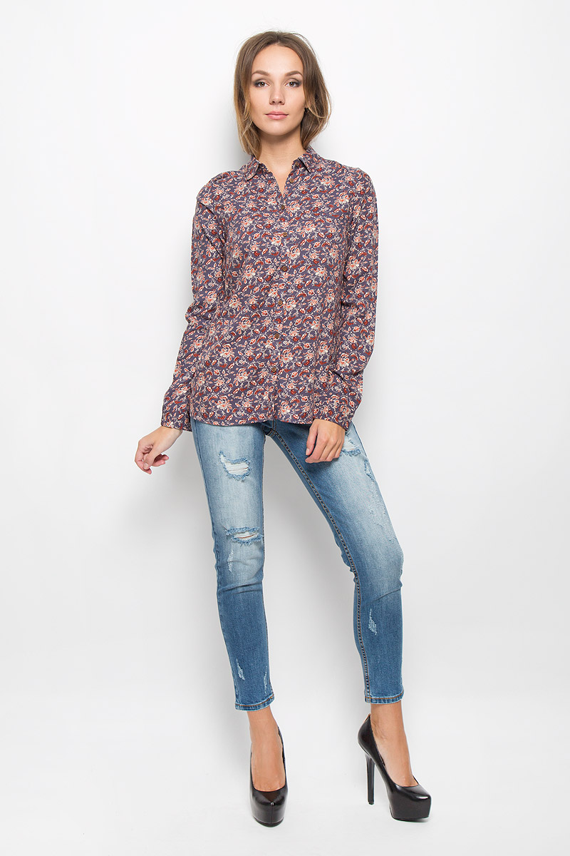 БлузкаB-112/1040-6393 БлузкаB-112/1040-6393Стильная женская блузка Sela Casual, выполненная из 100% вискозы, подчеркнет ваш уникальный стиль и поможет создать женственный образ. Модель c отложным воротником и длинными рукавами застегивается на пуговицы по всей длине. Низ рукавов обработан манжетами на пуговицах. Спереди изделие дополнено накладным карманом. Блуза оформлена оригинальным орнаментом. Такая блузка будет дарить вам комфорт в течение всего дня и послужит замечательным дополнением к вашему гардеробу.