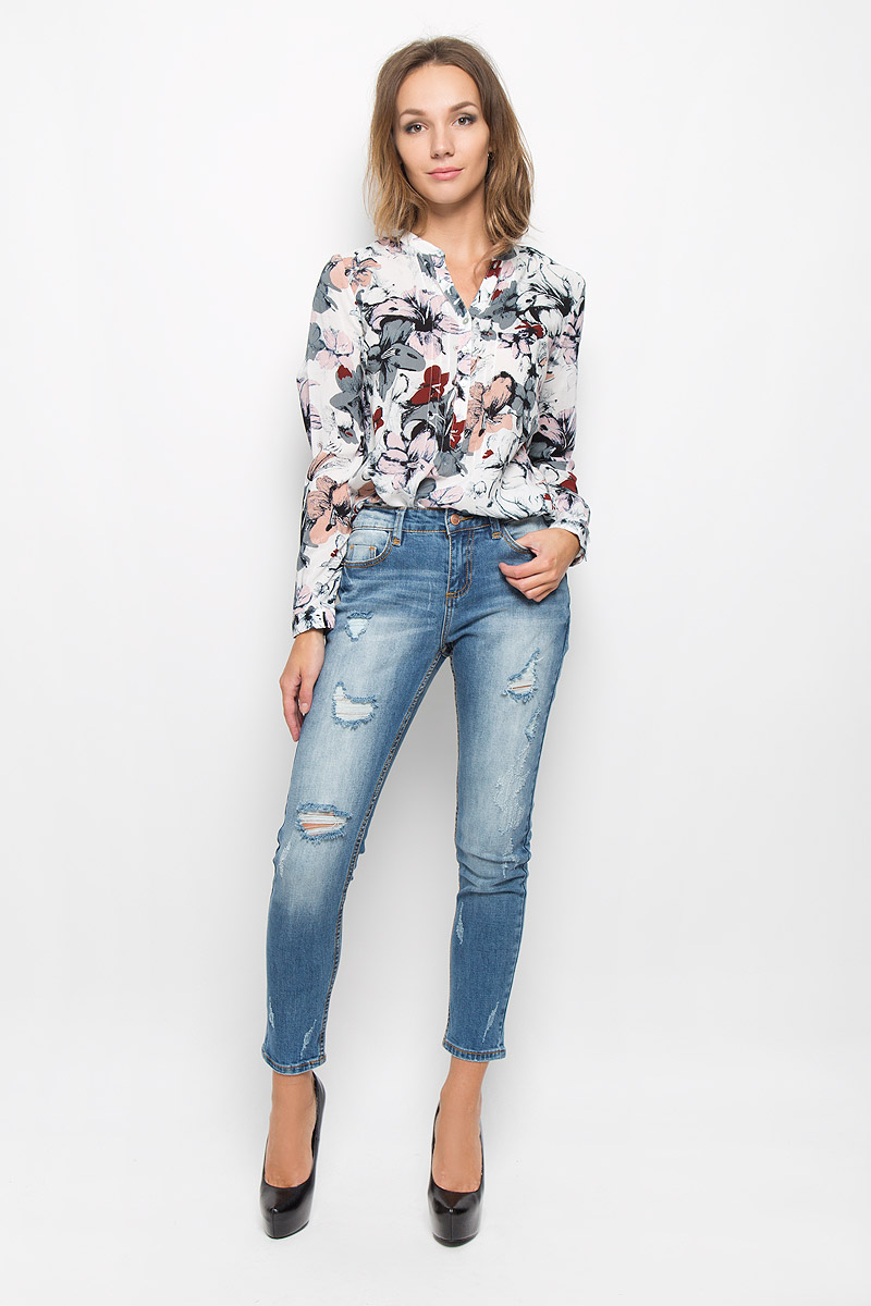 БлузкаB-112/125-6373 БлузкаB-112/125-6373Стильная женская блузка Sela Casual, выполненная из 100% вискозы, подчеркнет ваш уникальный стиль и поможет создать женственный образ. Модель c V-образным вырезом горловины и длинными рукавами застегивается на четыре пуговицы. Низ рукавов дополнен небольшими манжетами на пуговицах. Спереди изделие украшено отстрочкой. Блуза оформлена оригинальным цветочным принтом. Такая блузка будет дарить вам комфорт в течение всего дня и послужит замечательным дополнением к вашему гардеробу.