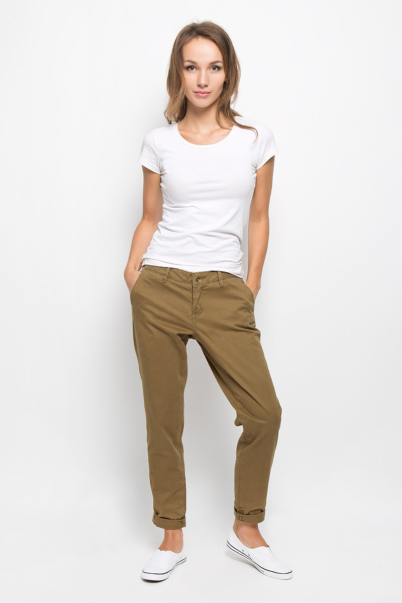 БрюкиERJDP03111-CQW0 БрюкиERJDP03111-CQW0Стильные брюки Roxy Sunkissers J Pant выполнены из эластичного хлопка, который пропускает воздух, позволяя коже дышать. Модель слегка зауженного к низу кроя и средней посадки обеспечит вам комфорт. По поясу брюки застегиваются на металлическую пуговицу и имеют ширинку на застежке-молнии, а также шлевки для ремня. Спереди изделие оформлено двумя втачными карманами, а сзади двумя прорезными карманами. Эти комфортные брюки послужат отличным дополнением к вашему гардеробу.